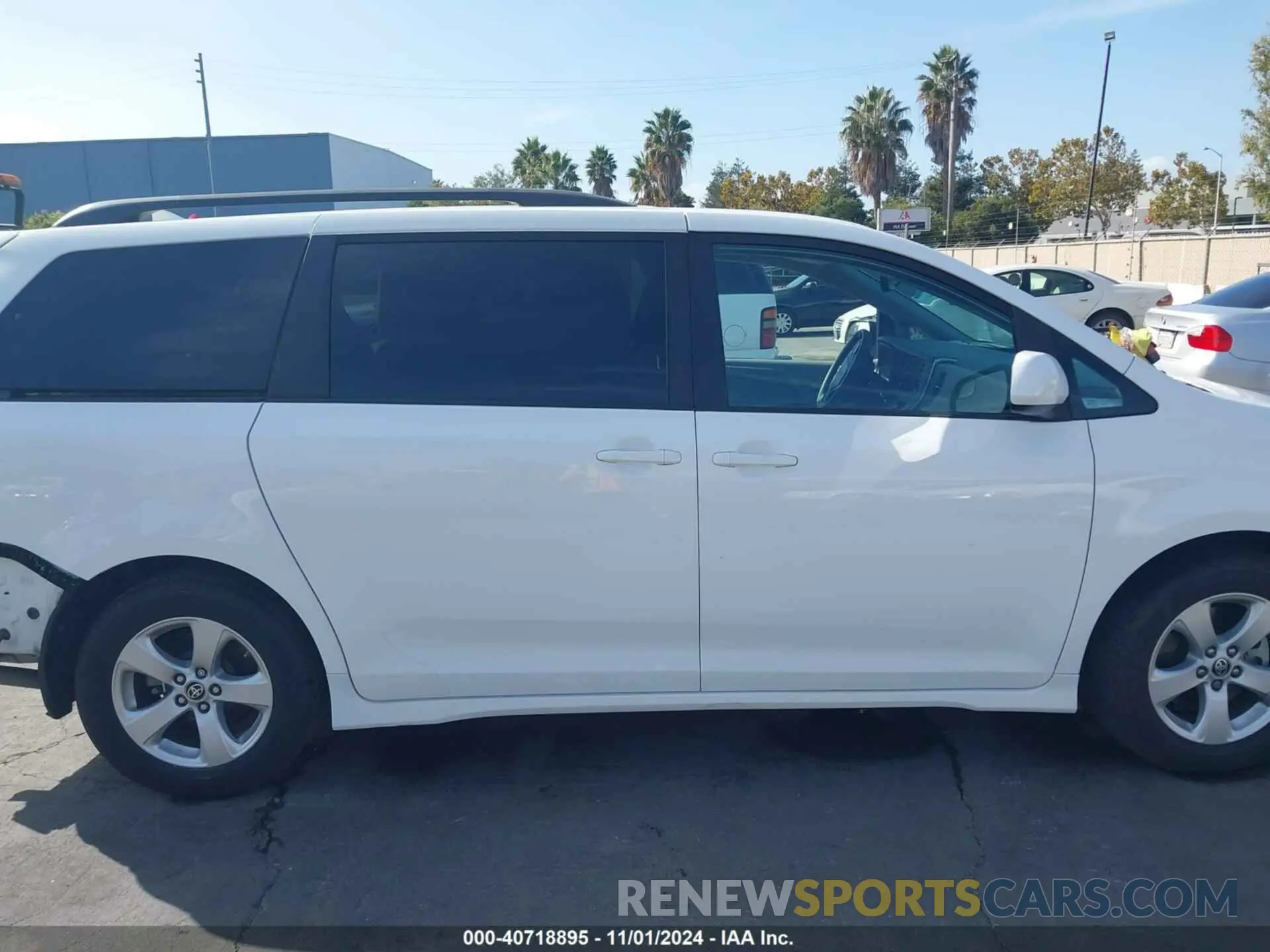 14 Photograph of a damaged car 5TDKZ3DC3LS084496 TOYOTA SIENNA 2020