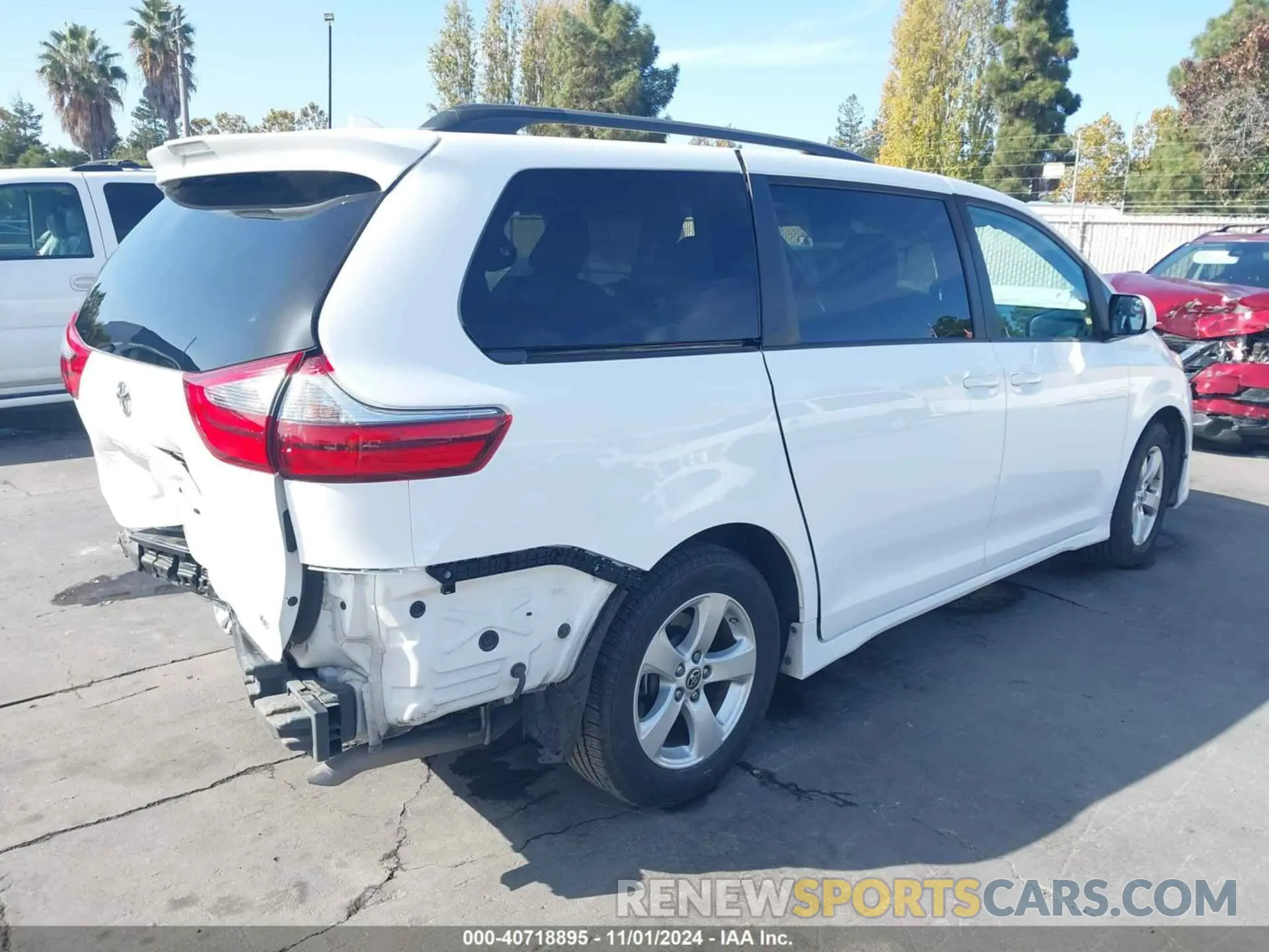 4 Photograph of a damaged car 5TDKZ3DC3LS084496 TOYOTA SIENNA 2020