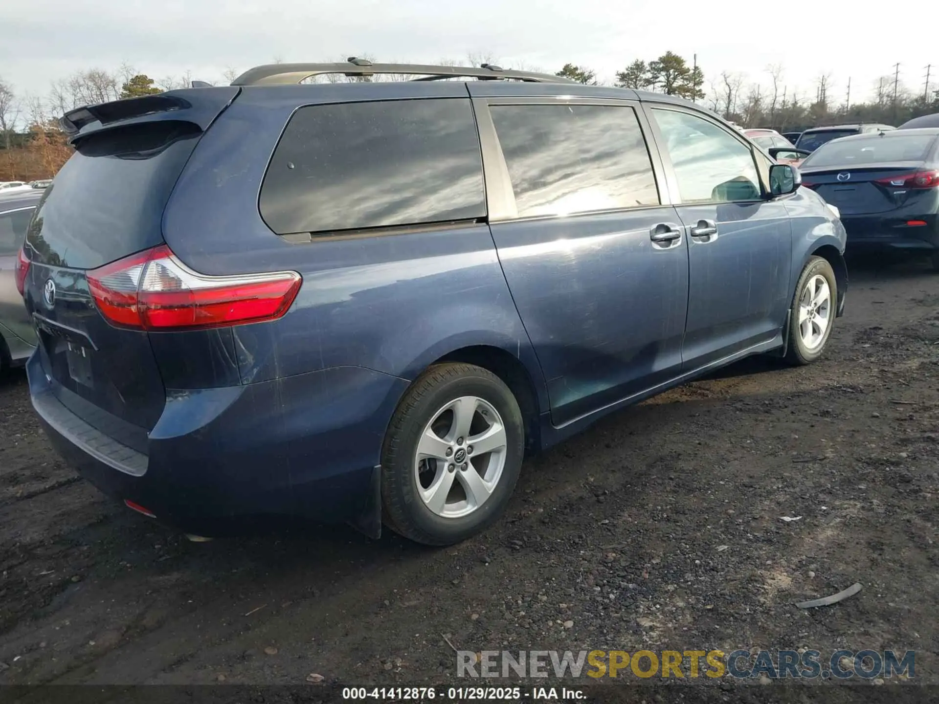 4 Photograph of a damaged car 5TDKZ3DC4LS050616 TOYOTA SIENNA 2020