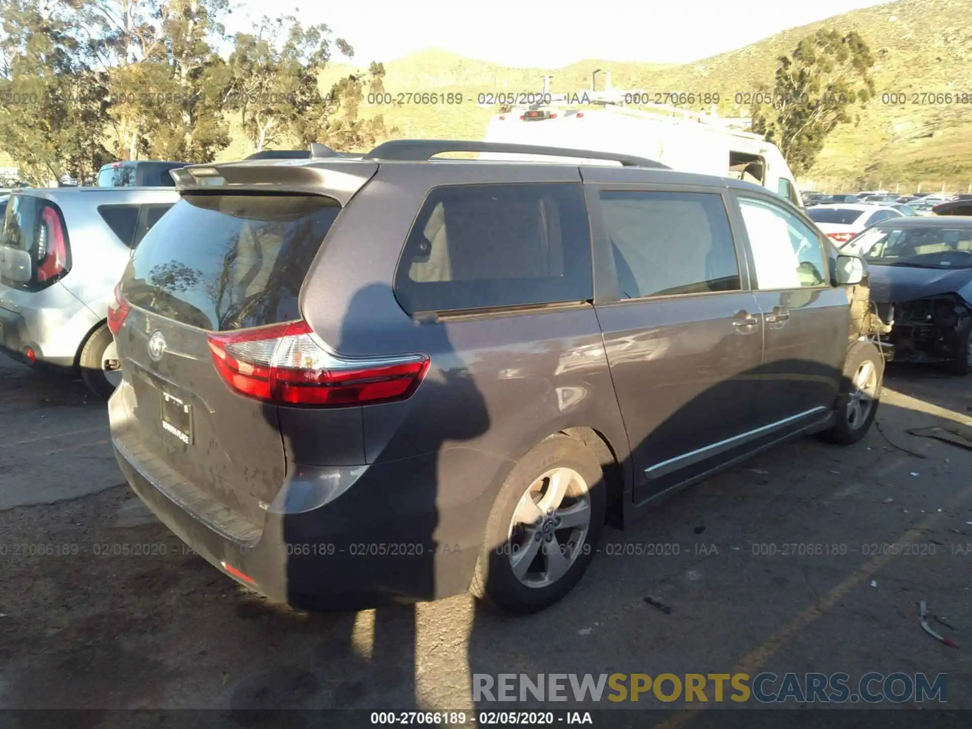 4 Photograph of a damaged car 5TDKZ3DC5LS039687 TOYOTA SIENNA 2020