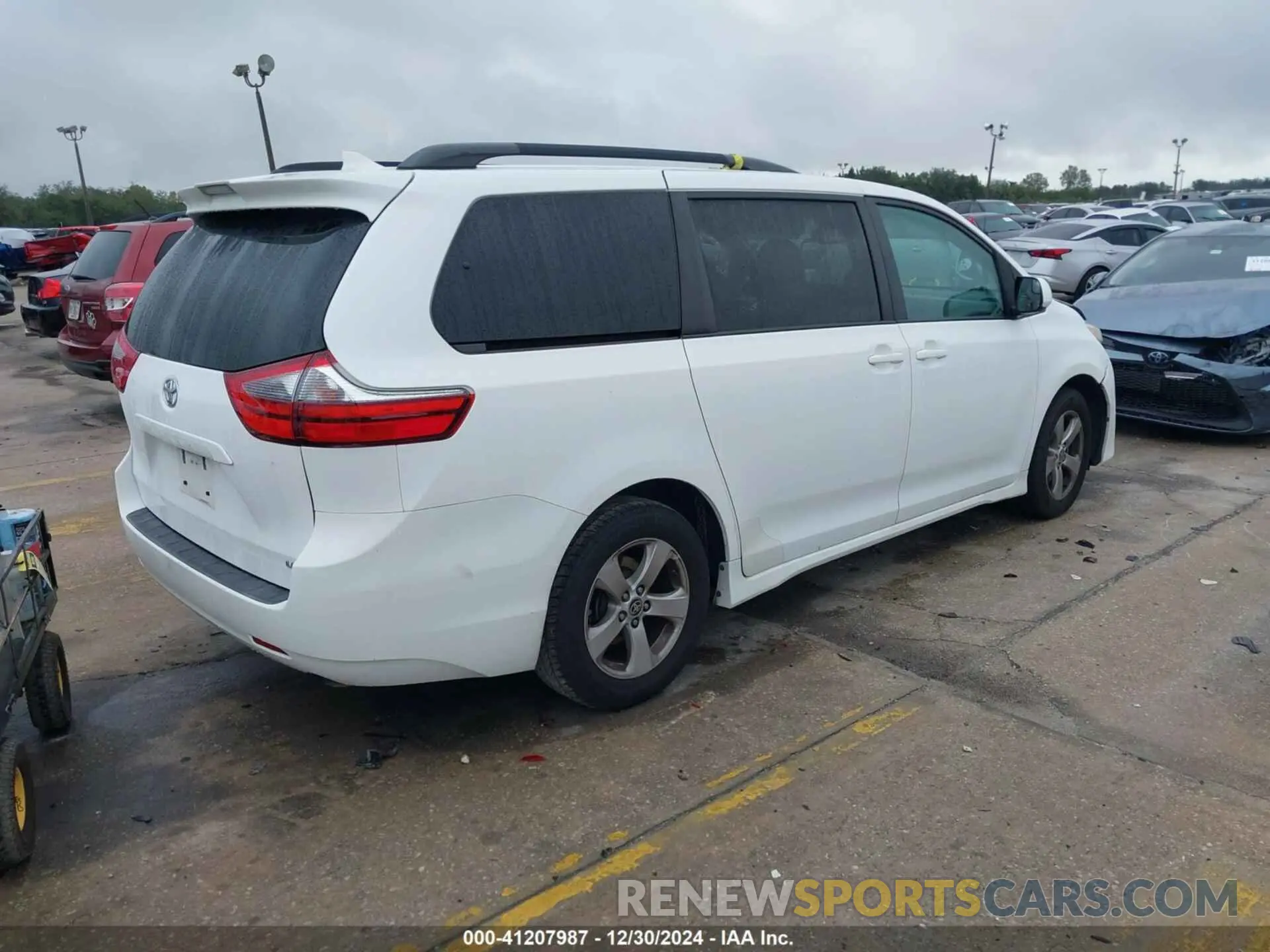 4 Photograph of a damaged car 5TDKZ3DC5LS068784 TOYOTA SIENNA 2020