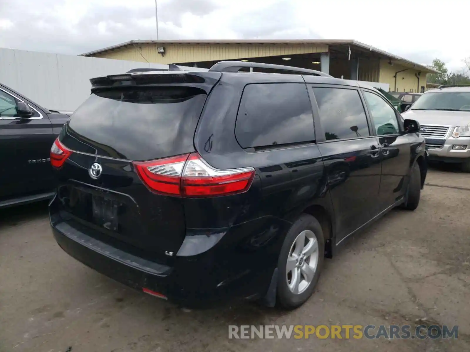 4 Photograph of a damaged car 5TDKZ3DC5LS083673 TOYOTA SIENNA 2020