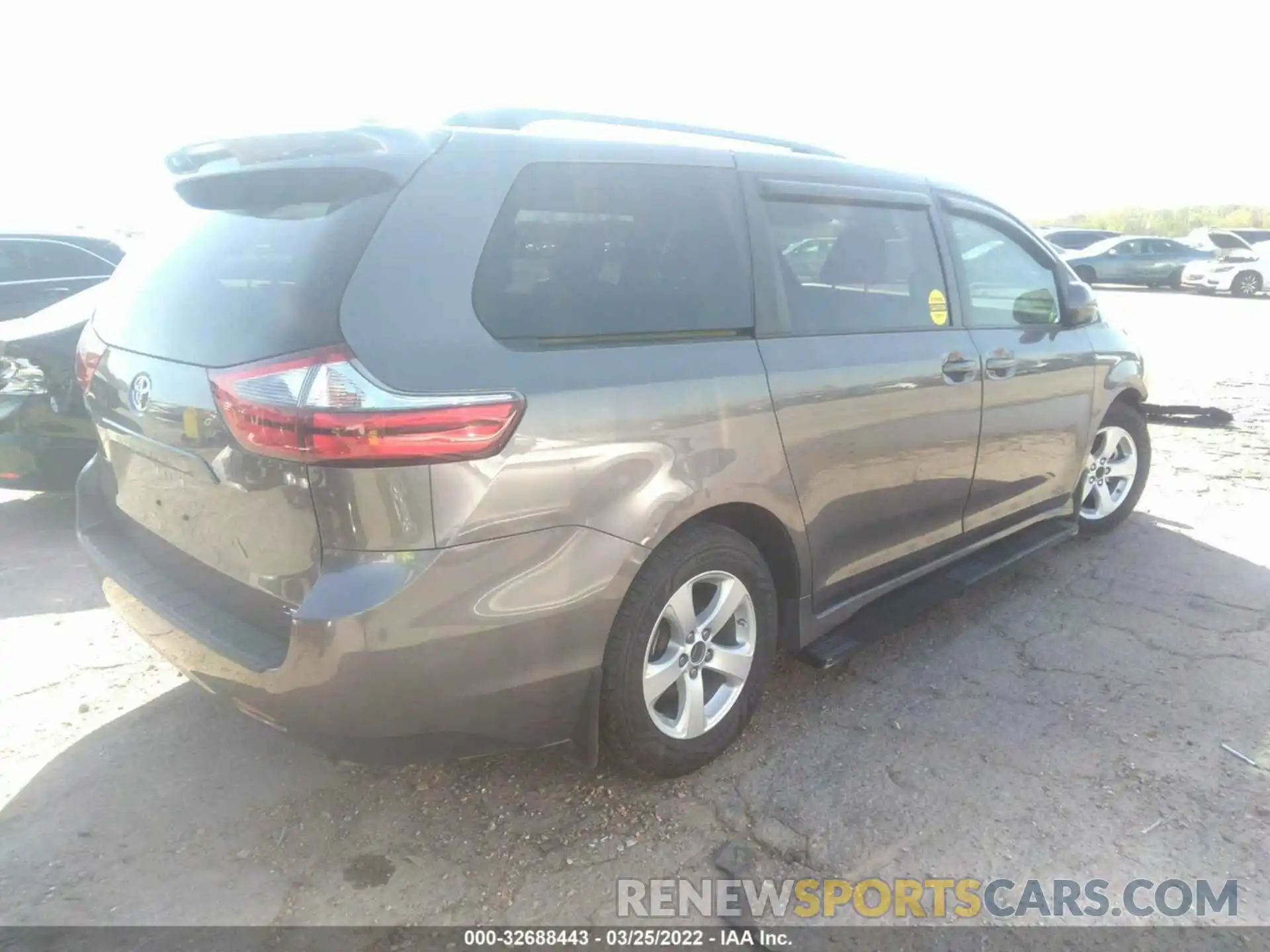 4 Photograph of a damaged car 5TDKZ3DC6LS058717 TOYOTA SIENNA 2020