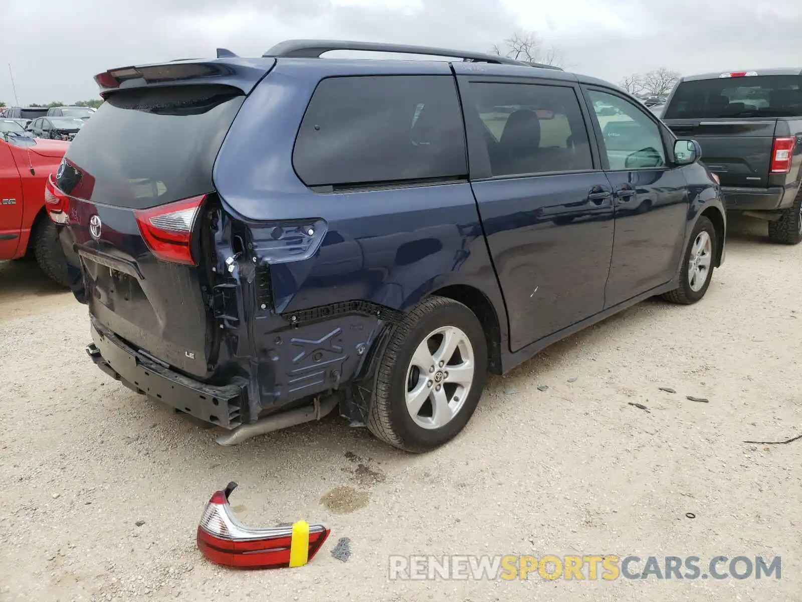 4 Photograph of a damaged car 5TDKZ3DC6LS079146 TOYOTA SIENNA 2020