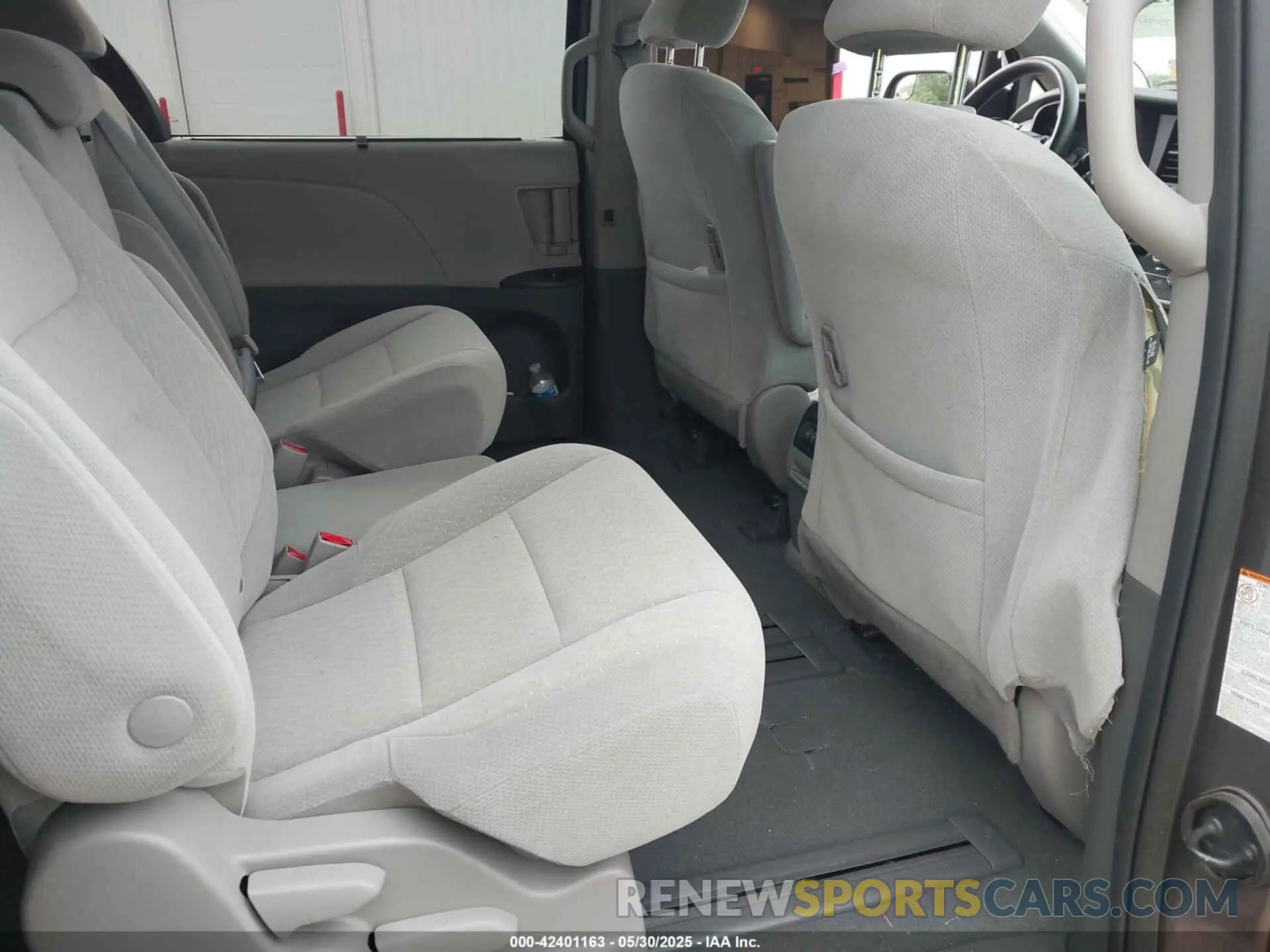 8 Photograph of a damaged car 5TDKZ3DC6LS083567 TOYOTA SIENNA 2020