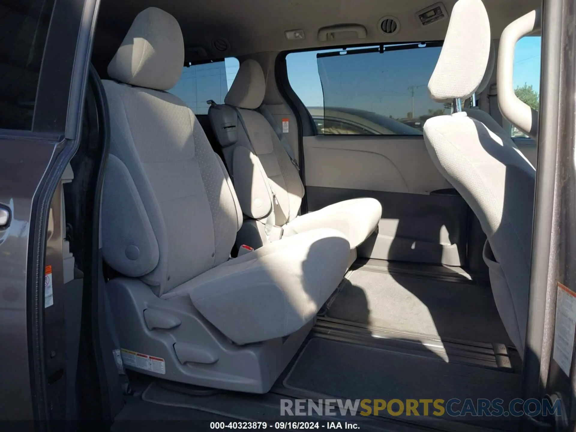 8 Photograph of a damaged car 5TDKZ3DC8LS039733 TOYOTA SIENNA 2020