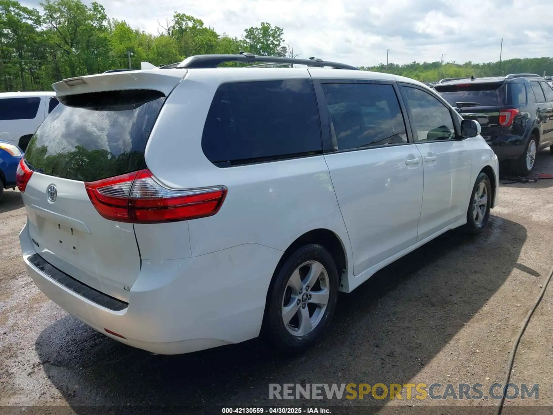 4 Photograph of a damaged car 5TDKZ3DC9LS041880 TOYOTA SIENNA 2020