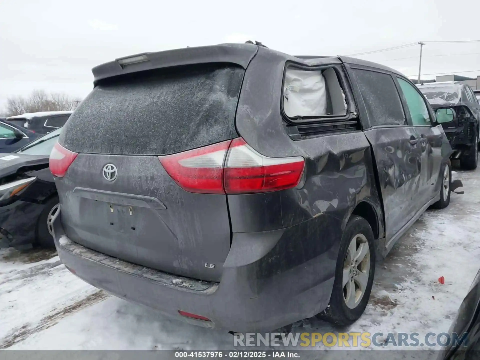 4 Photograph of a damaged car 5TDKZ3DC9LS077763 TOYOTA SIENNA 2020