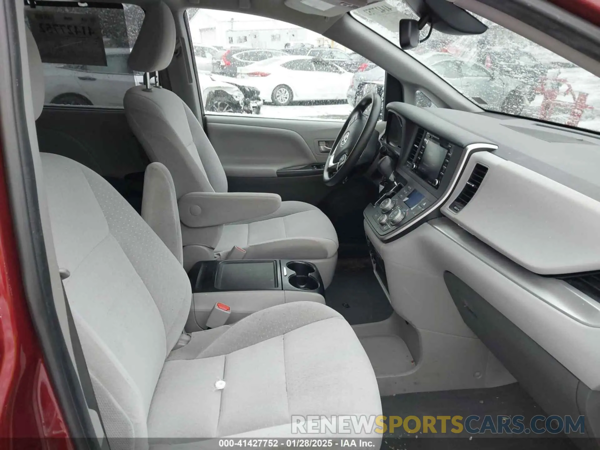 5 Photograph of a damaged car 5TDKZ3DCXLS053763 TOYOTA SIENNA 2020