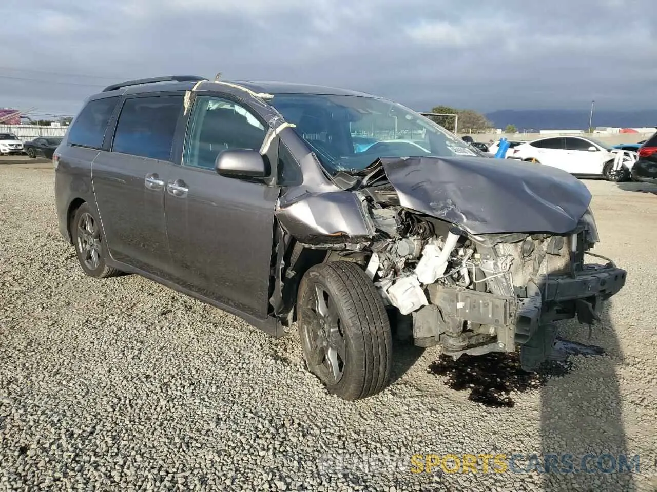 4 Photograph of a damaged car 5TDXZ3DC0LS062302 TOYOTA SIENNA 2020