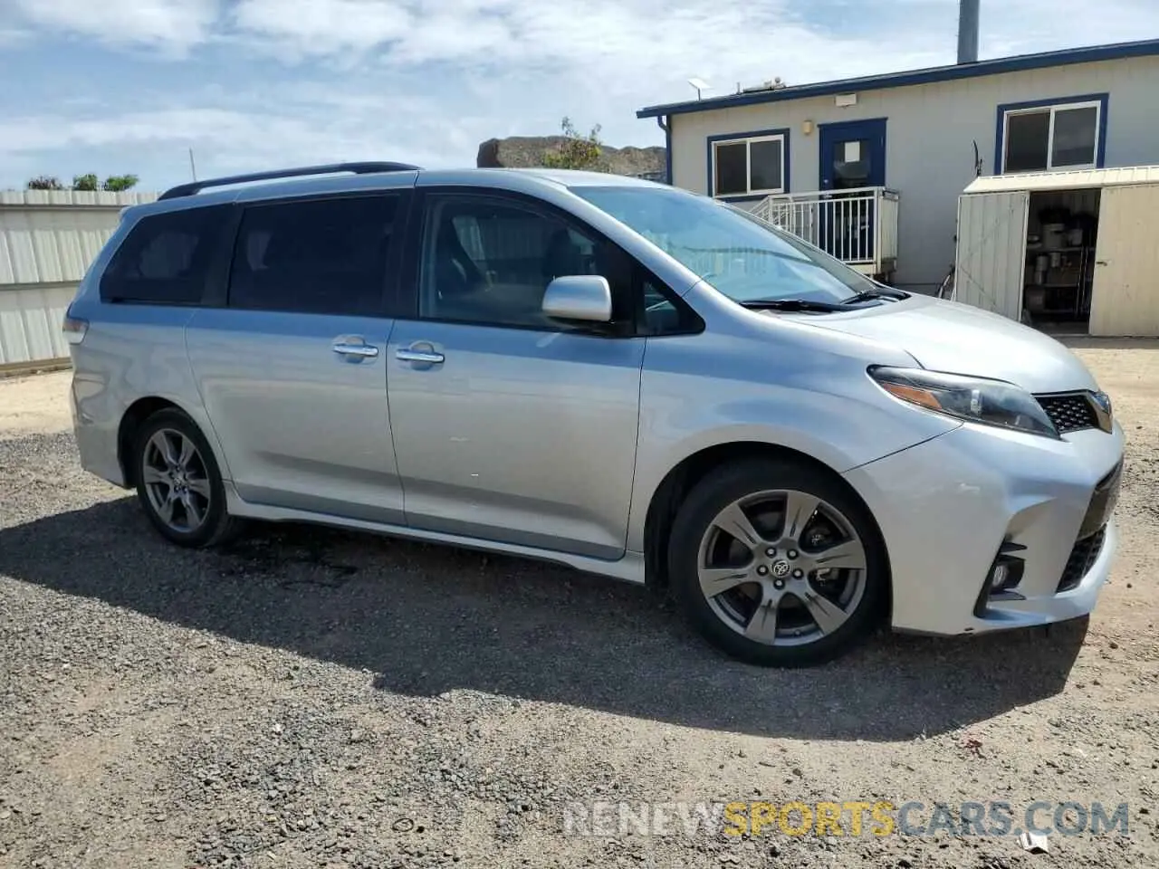 4 Photograph of a damaged car 5TDXZ3DC0LS064082 TOYOTA SIENNA 2020