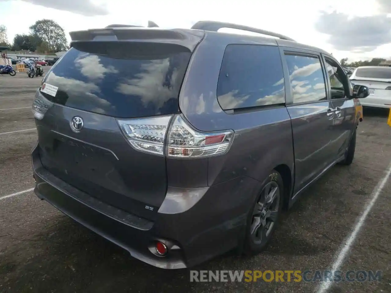 4 Photograph of a damaged car 5TDXZ3DC2LS035179 TOYOTA SIENNA 2020