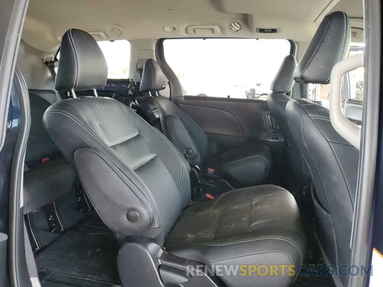 11 Photograph of a damaged car 5TDXZ3DC4LS034373 TOYOTA SIENNA 2020