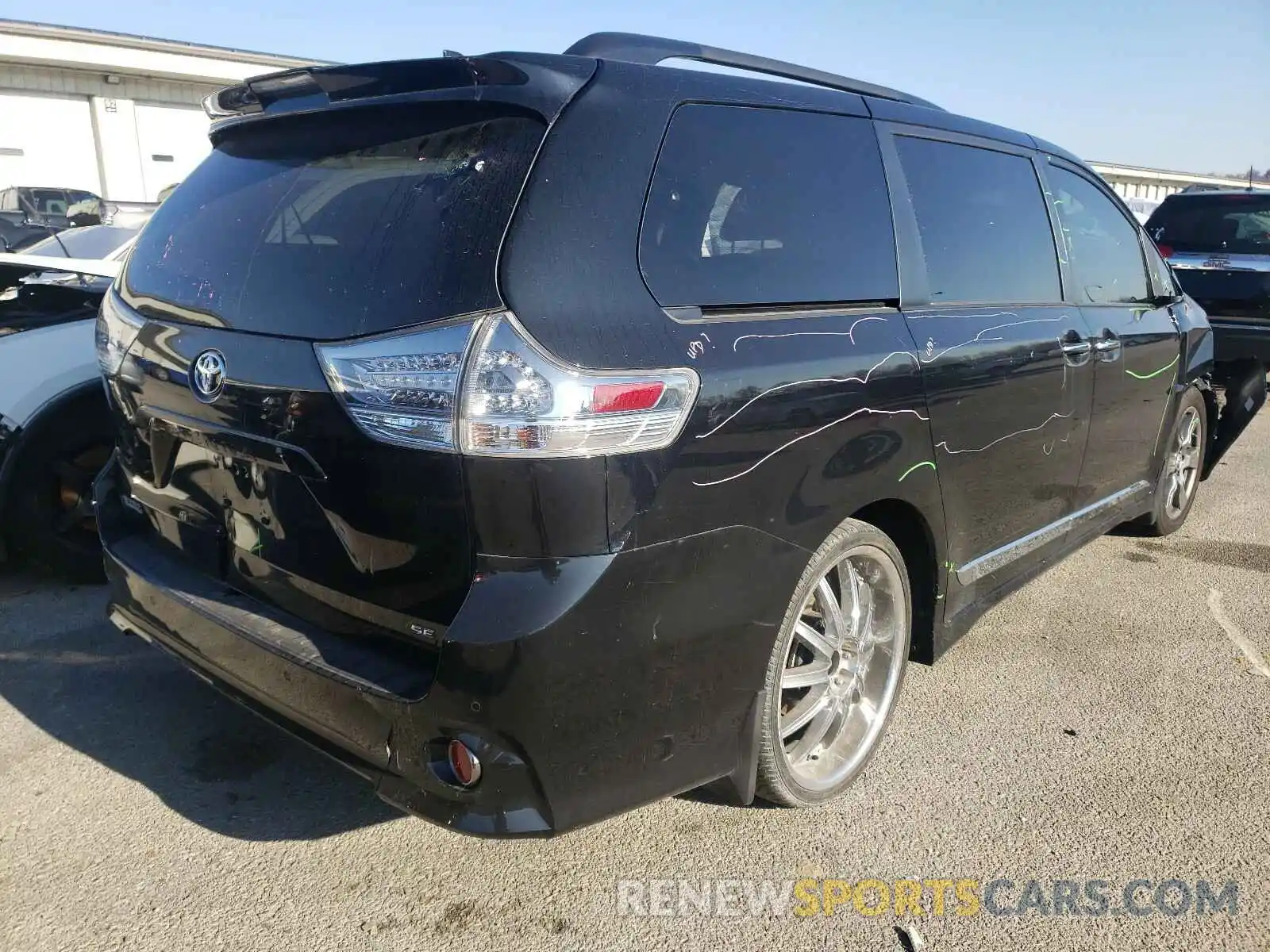 4 Photograph of a damaged car 5TDXZ3DC5LS023835 TOYOTA SIENNA 2020