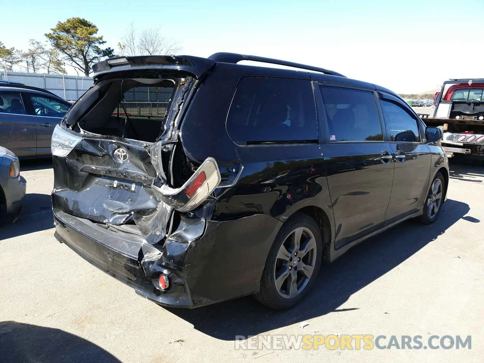 4 Photograph of a damaged car 5TDXZ3DC8LS023635 TOYOTA SIENNA 2020