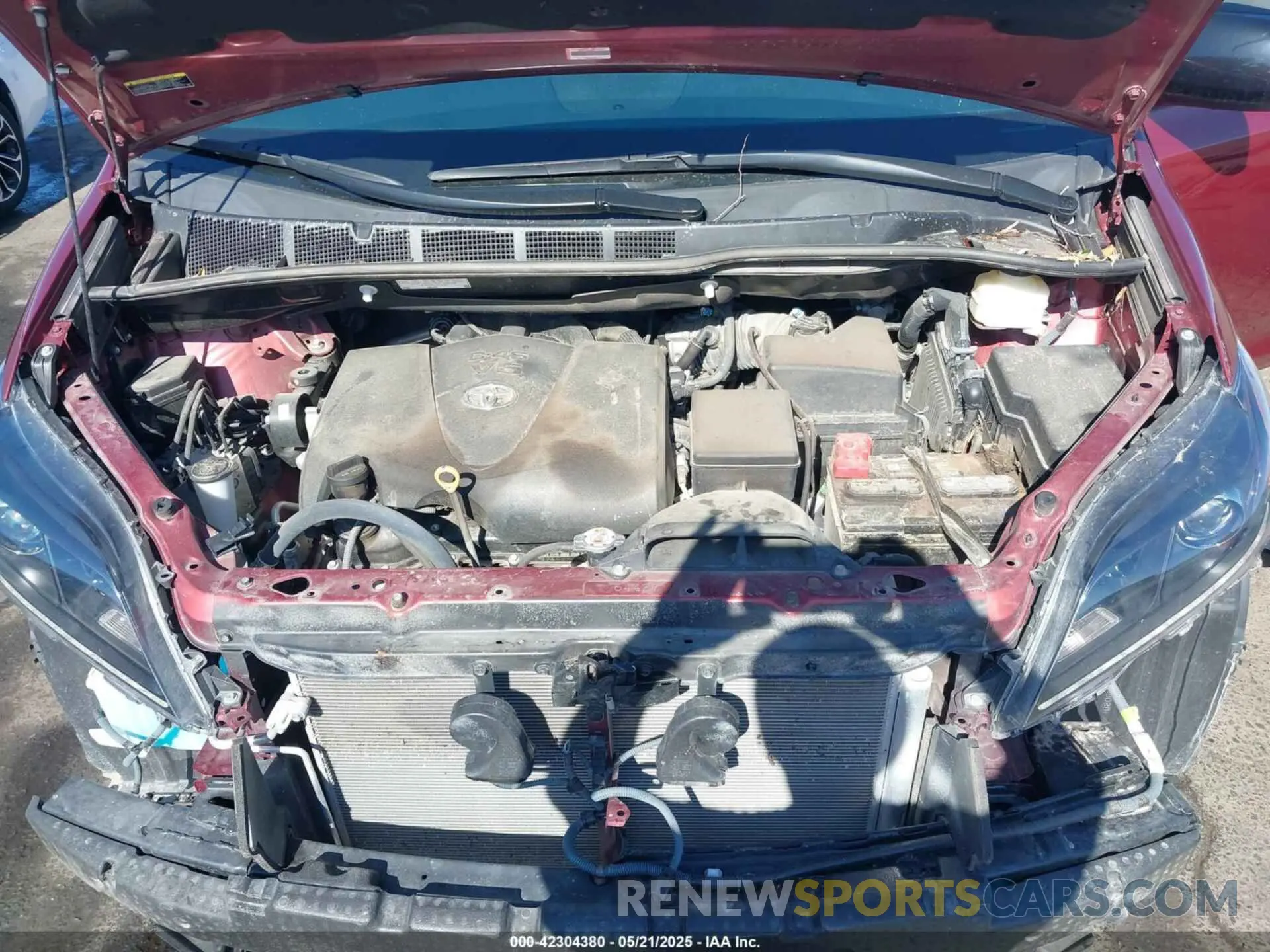 10 Photograph of a damaged car 5TDXZ3DC8LS053685 TOYOTA SIENNA 2020