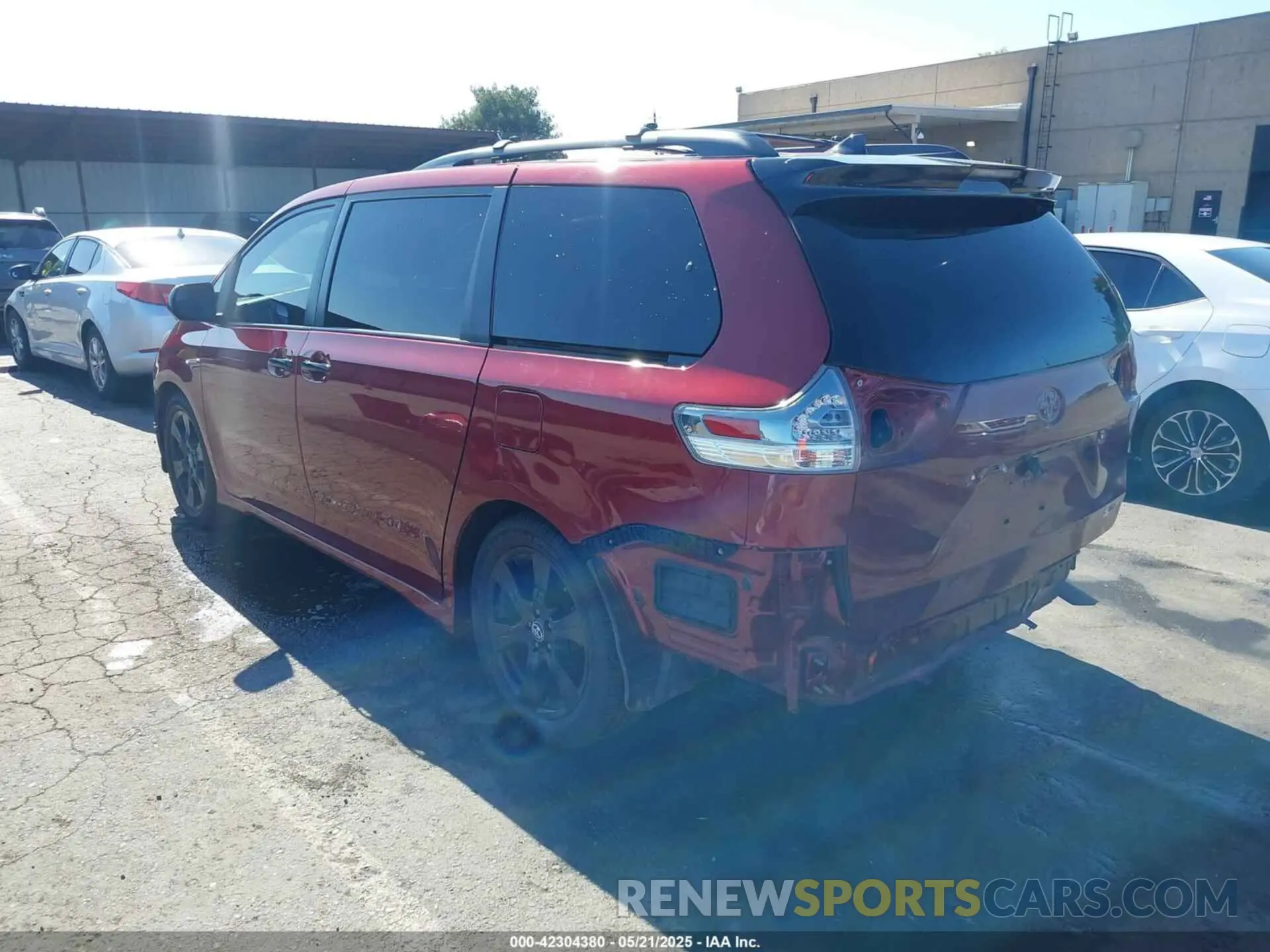 3 Photograph of a damaged car 5TDXZ3DC8LS053685 TOYOTA SIENNA 2020