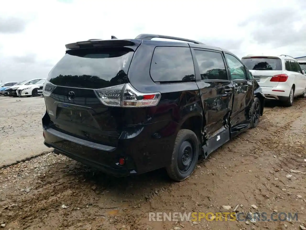 4 Photograph of a damaged car 5TDXZ3DC8LS083933 TOYOTA SIENNA 2020