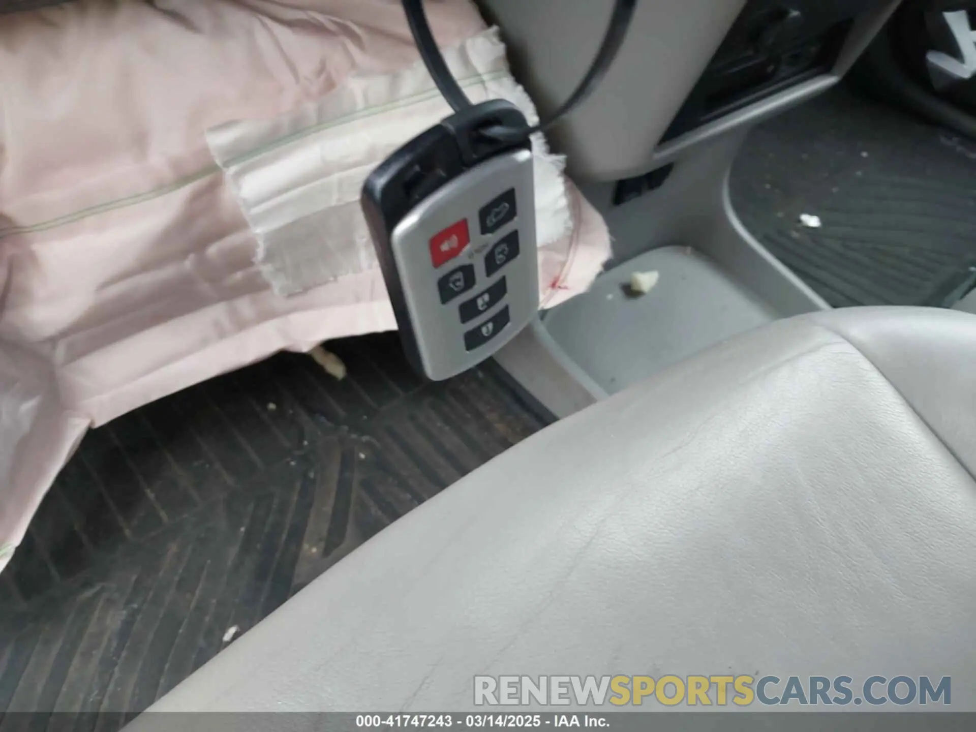11 Photograph of a damaged car 5TDYZ3DC0LS024542 TOYOTA SIENNA 2020