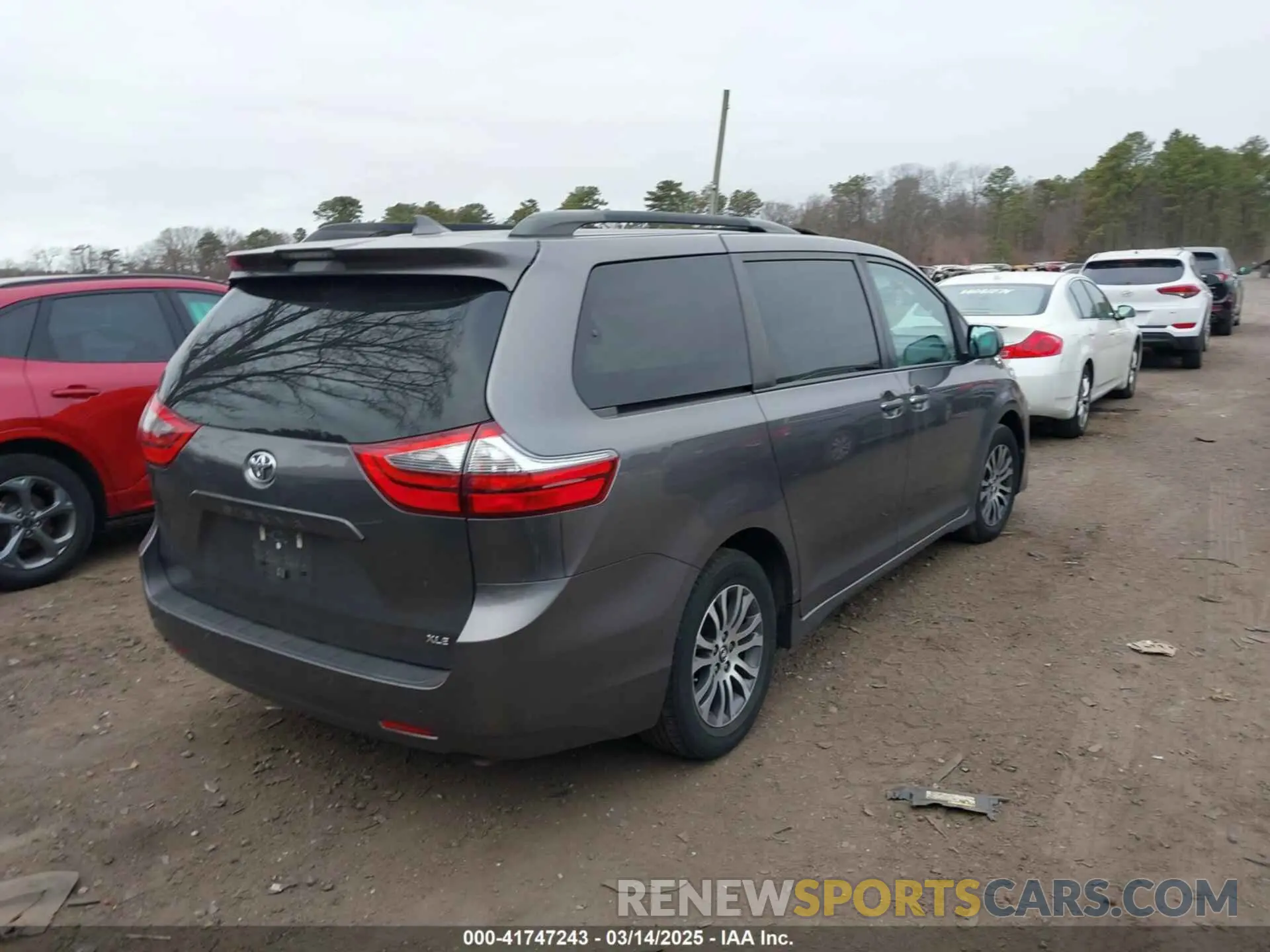 4 Photograph of a damaged car 5TDYZ3DC0LS024542 TOYOTA SIENNA 2020