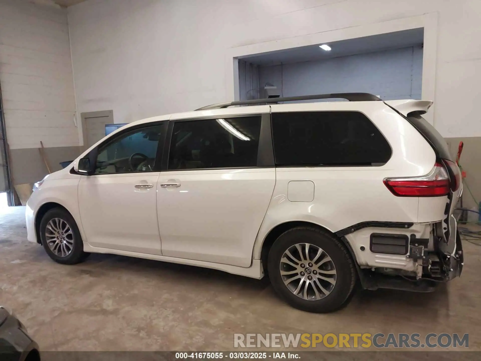 14 Photograph of a damaged car 5TDYZ3DC0LS025013 TOYOTA SIENNA 2020