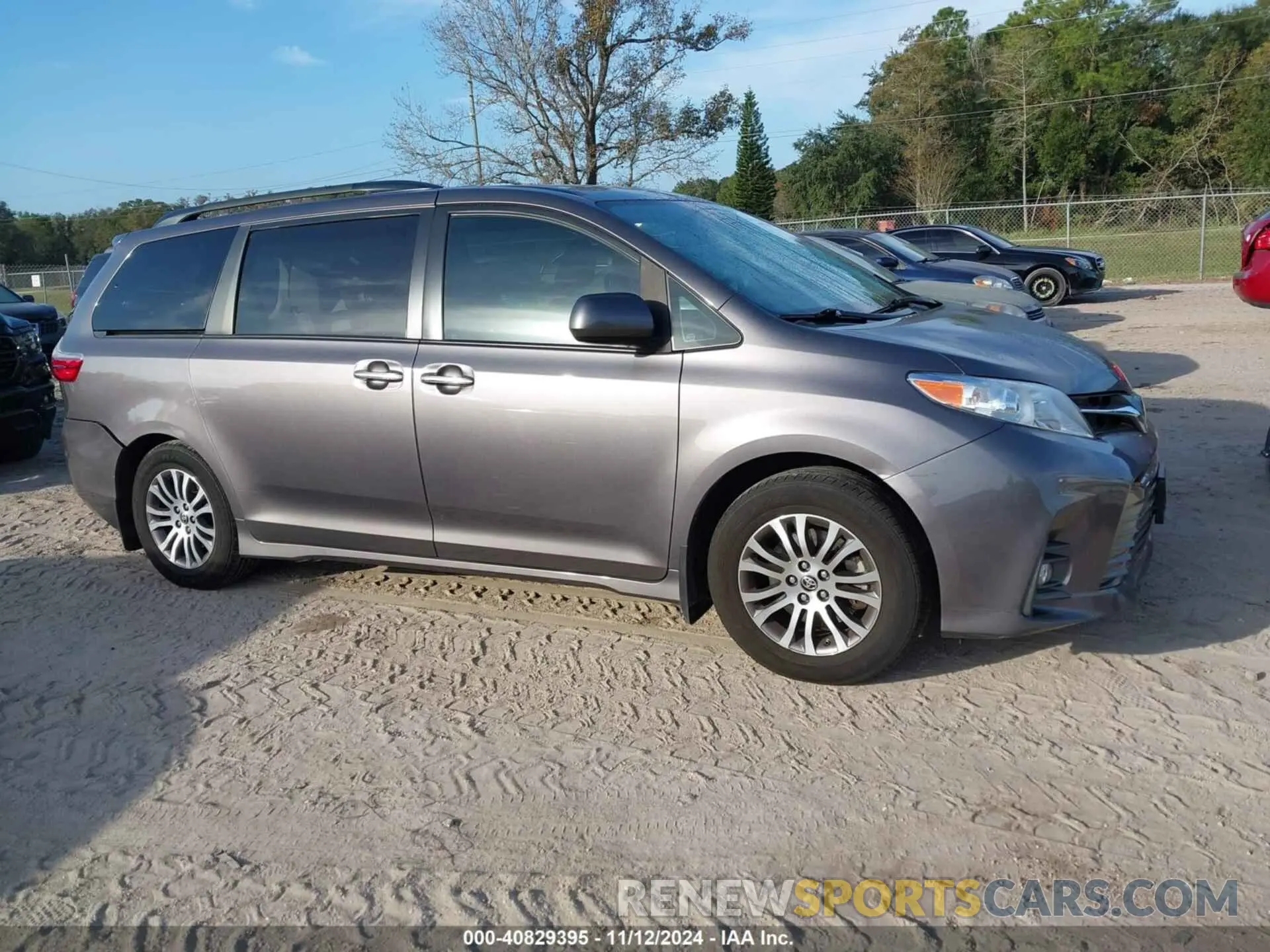 13 Photograph of a damaged car 5TDYZ3DC0LS058657 TOYOTA SIENNA 2020