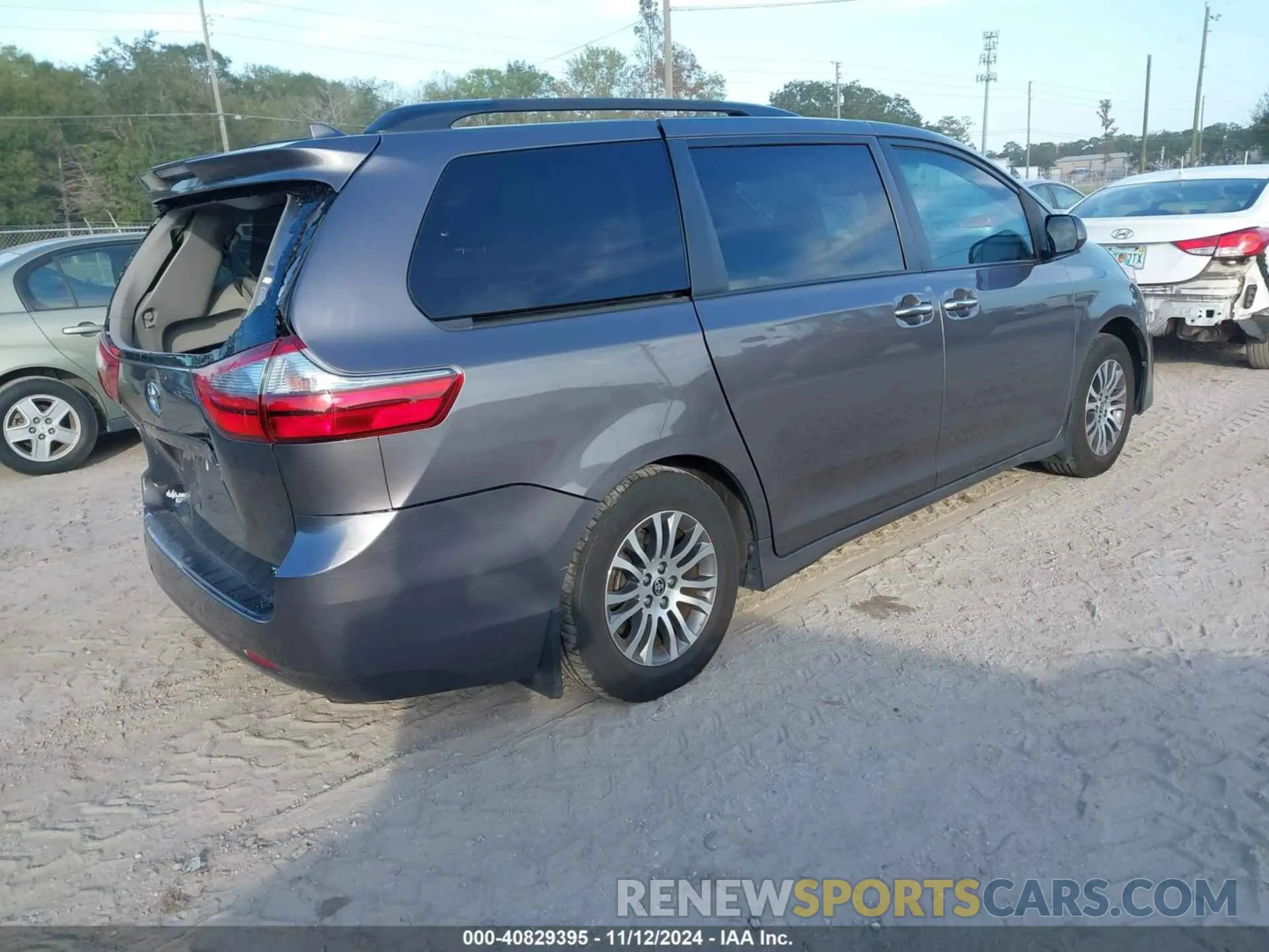 4 Photograph of a damaged car 5TDYZ3DC0LS058657 TOYOTA SIENNA 2020