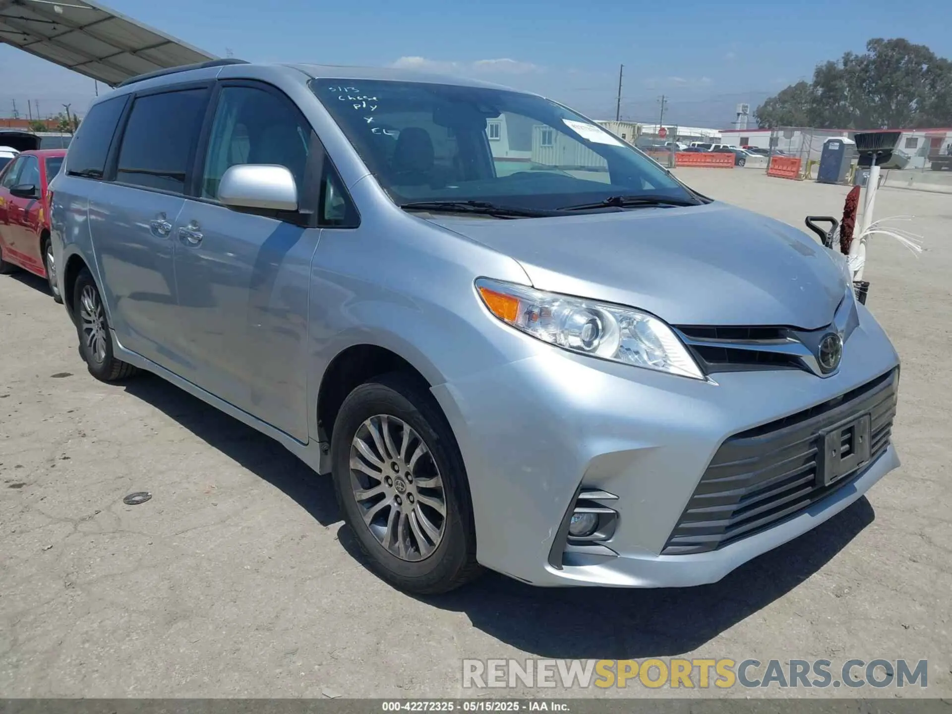 1 Photograph of a damaged car 5TDYZ3DC0LS068198 TOYOTA SIENNA 2020
