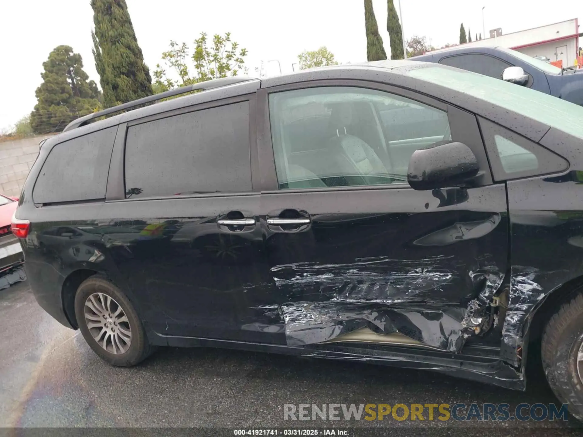 14 Photograph of a damaged car 5TDYZ3DC0LS068251 TOYOTA SIENNA 2020