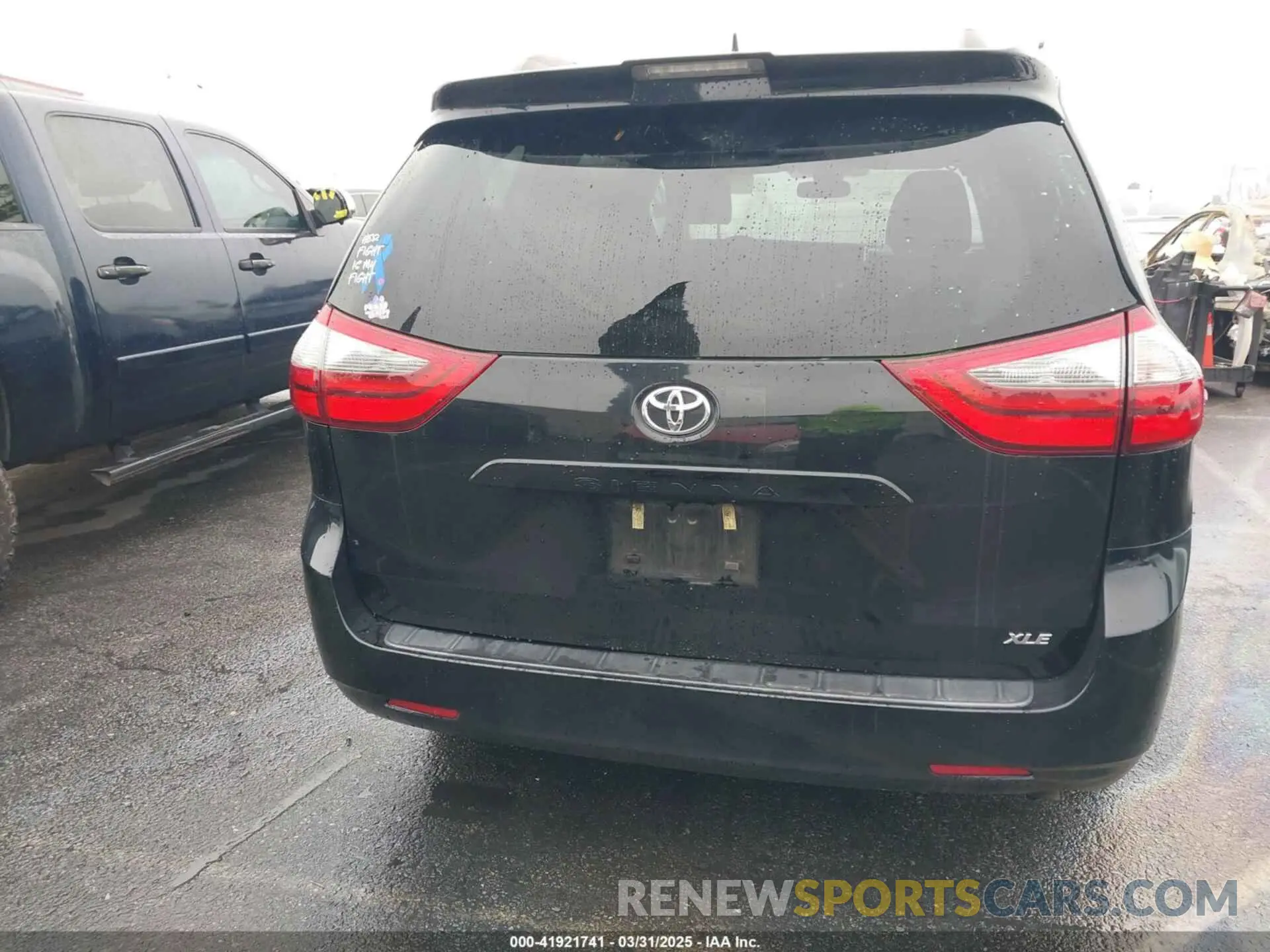 17 Photograph of a damaged car 5TDYZ3DC0LS068251 TOYOTA SIENNA 2020