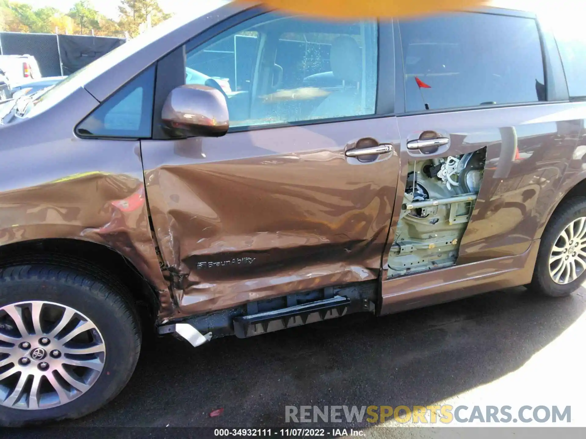 6 Photograph of a damaged car 5TDYZ3DC0LS082747 TOYOTA SIENNA 2020