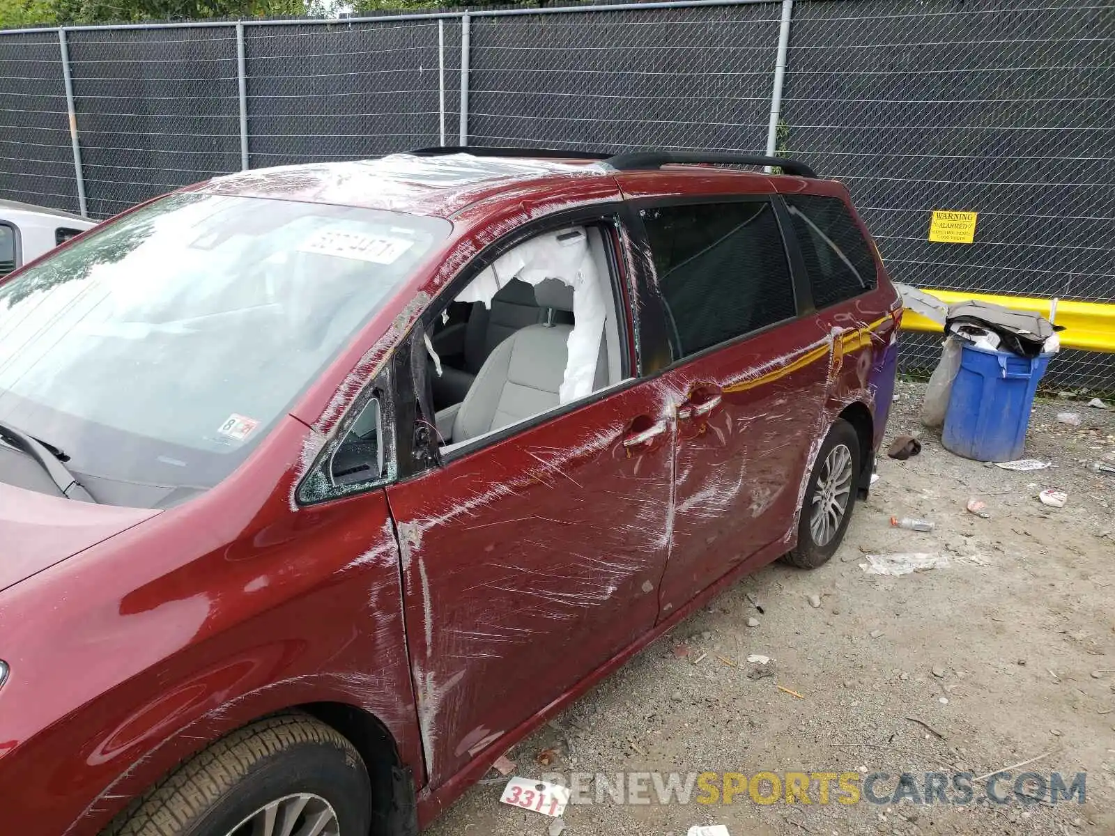 9 Photograph of a damaged car 5TDYZ3DC0LS083901 TOYOTA SIENNA 2020