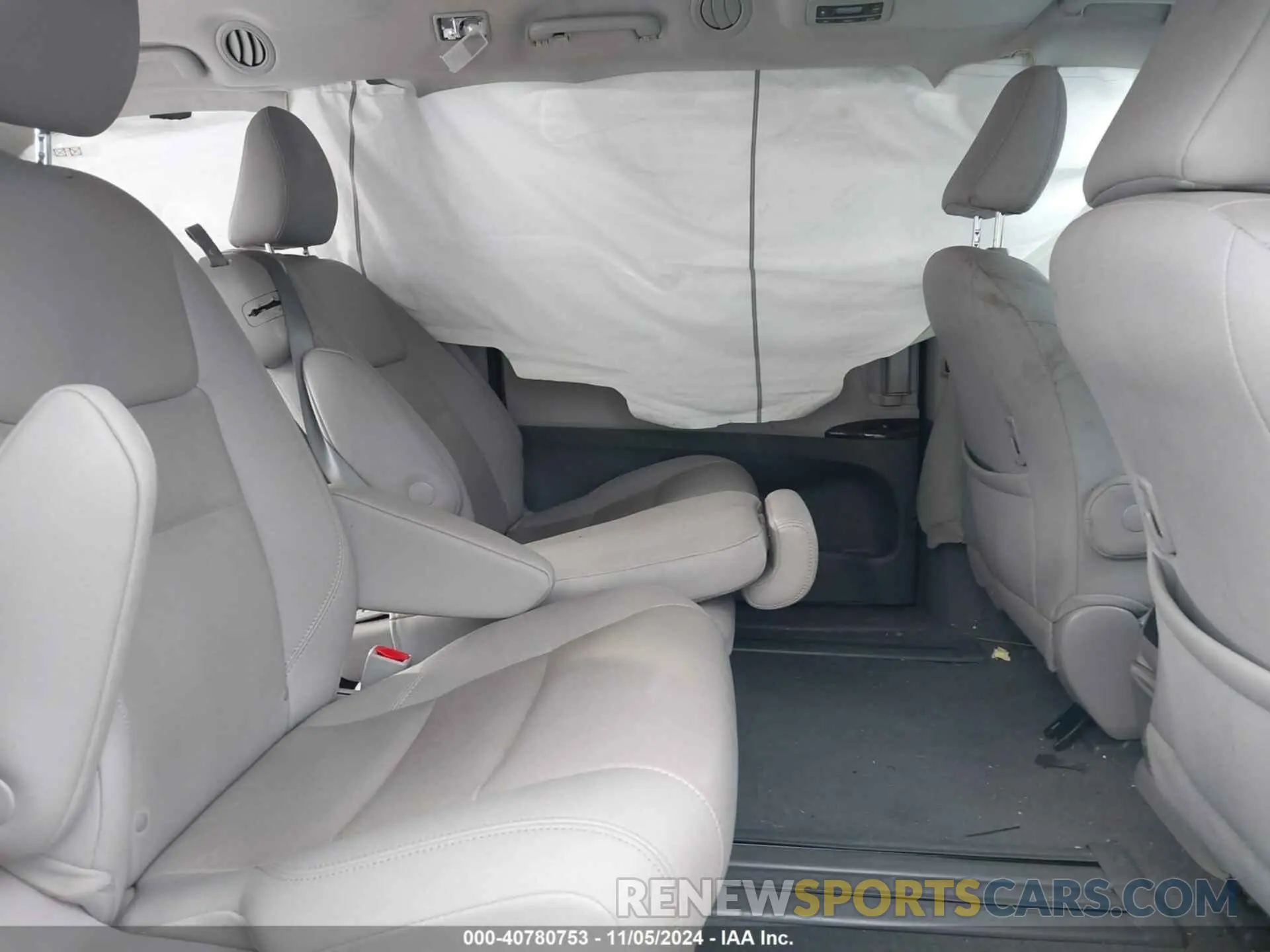 8 Photograph of a damaged car 5TDYZ3DC1LS051118 TOYOTA SIENNA 2020