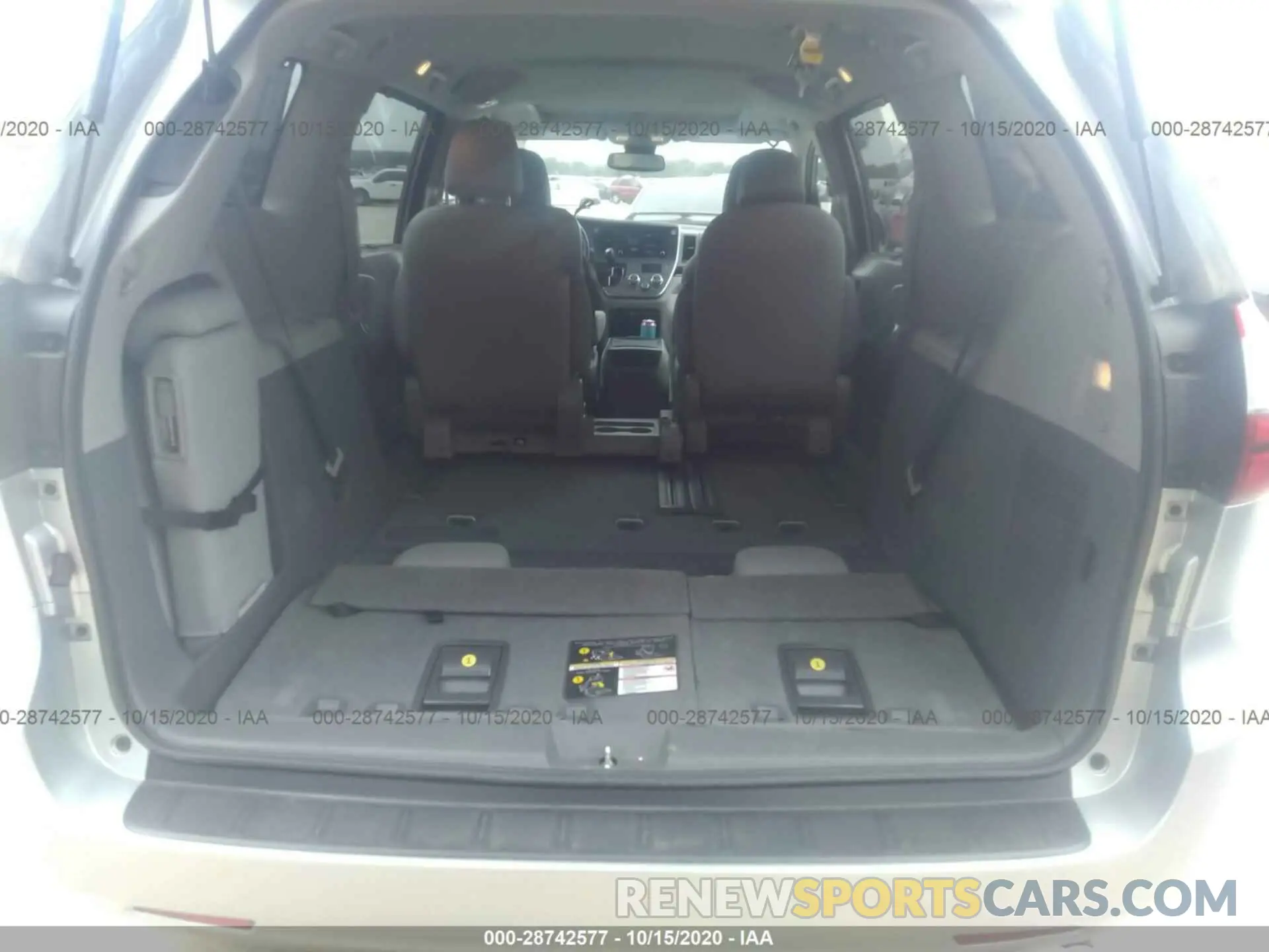 8 Photograph of a damaged car 5TDYZ3DC1LS064659 TOYOTA SIENNA 2020
