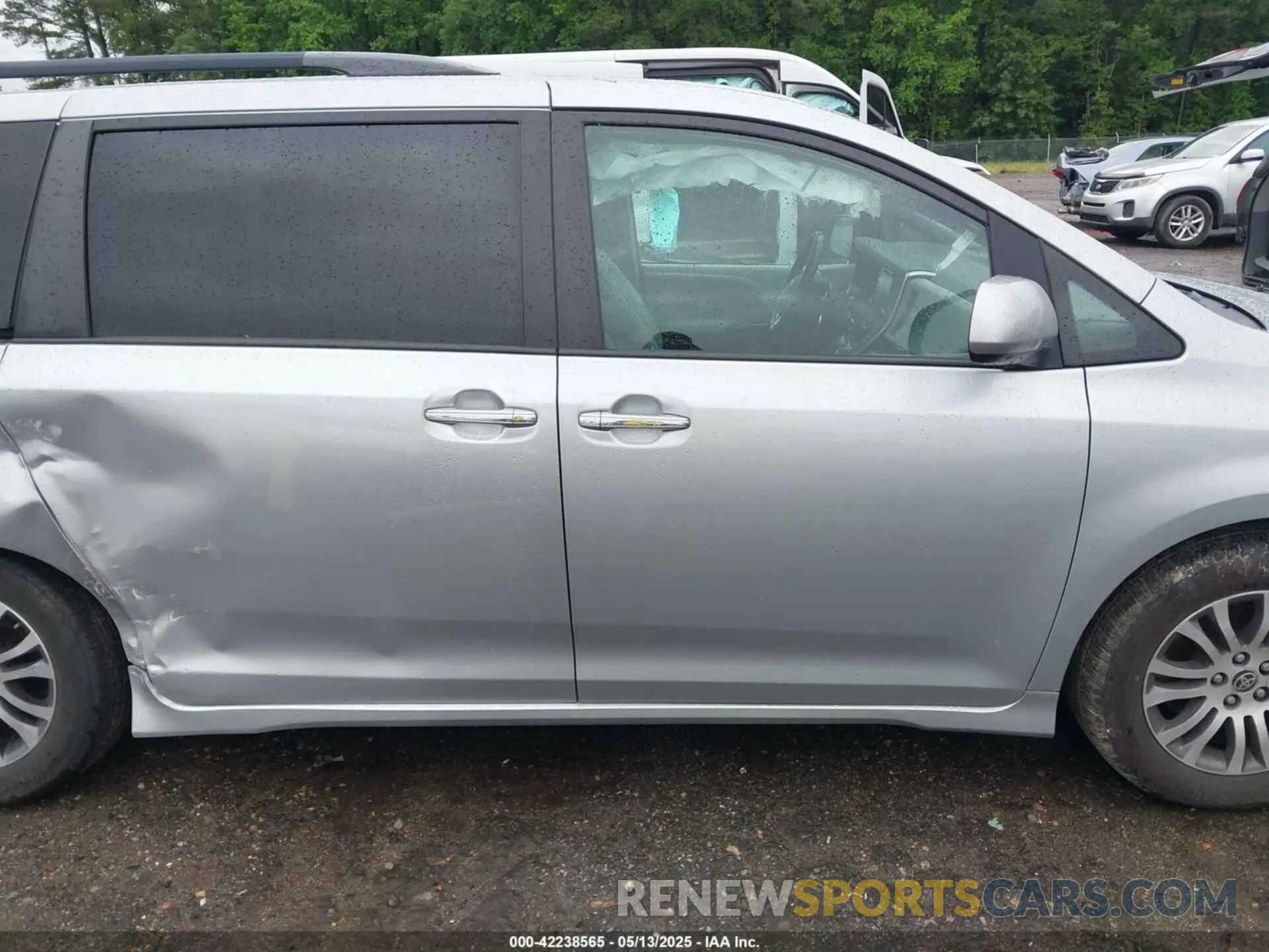 13 Photograph of a damaged car 5TDYZ3DC1LS081624 TOYOTA SIENNA 2020