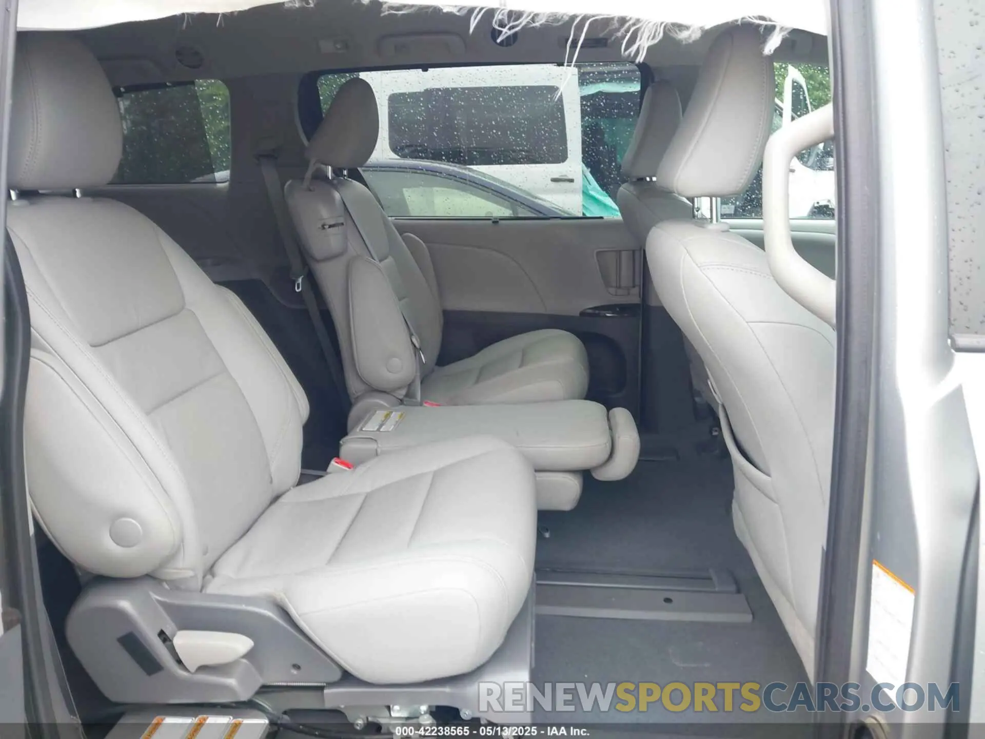 8 Photograph of a damaged car 5TDYZ3DC1LS081624 TOYOTA SIENNA 2020