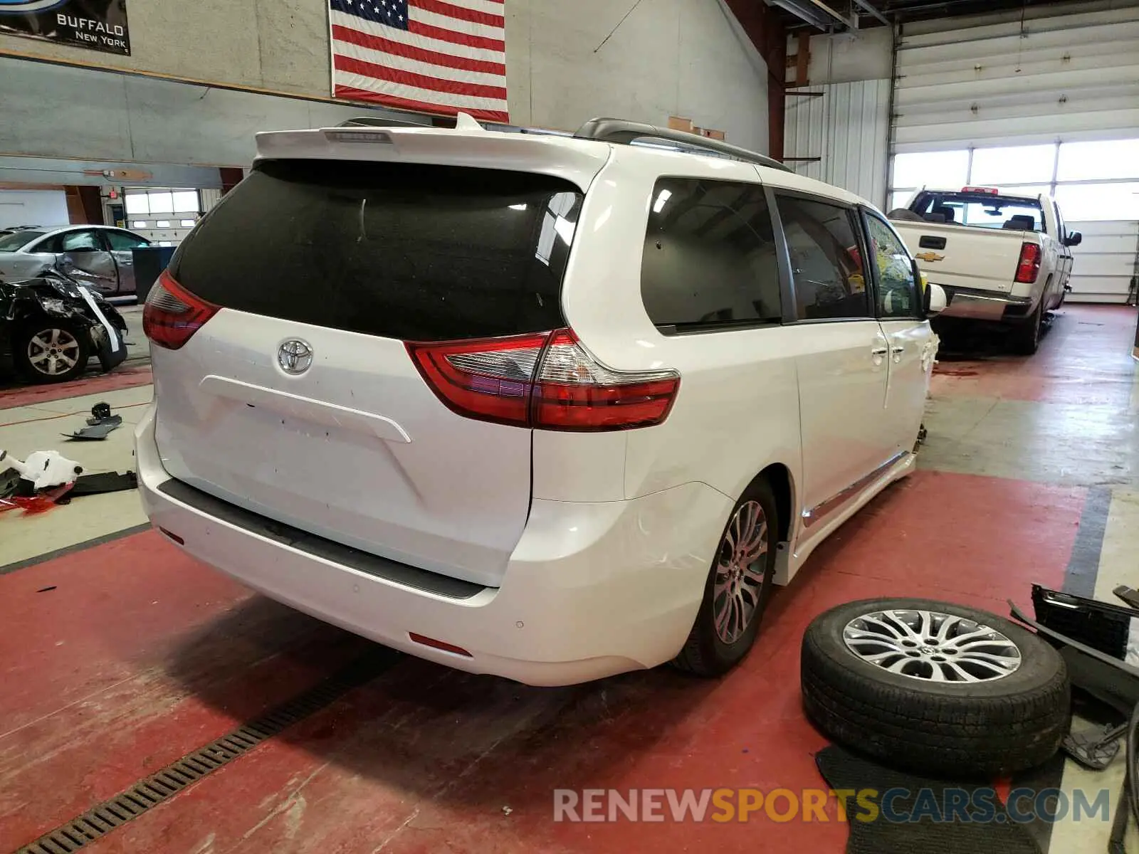 4 Photograph of a damaged car 5TDYZ3DC2LS039916 TOYOTA SIENNA 2020