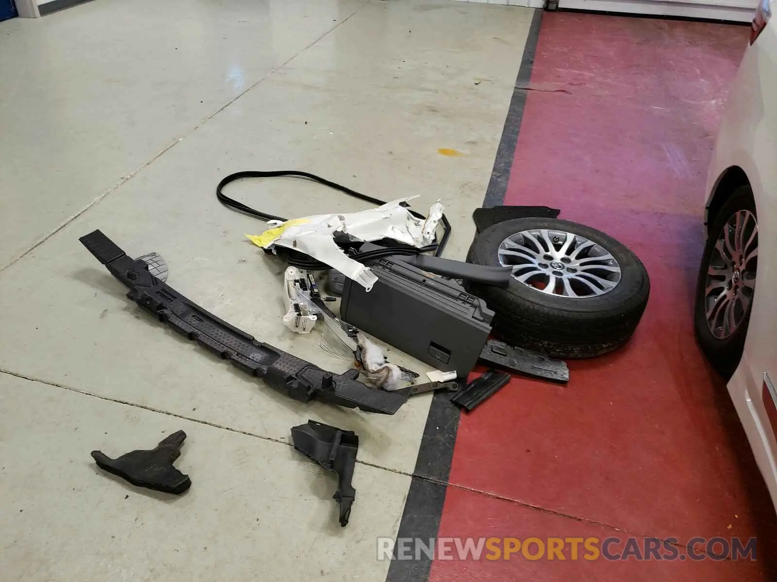 9 Photograph of a damaged car 5TDYZ3DC2LS039916 TOYOTA SIENNA 2020