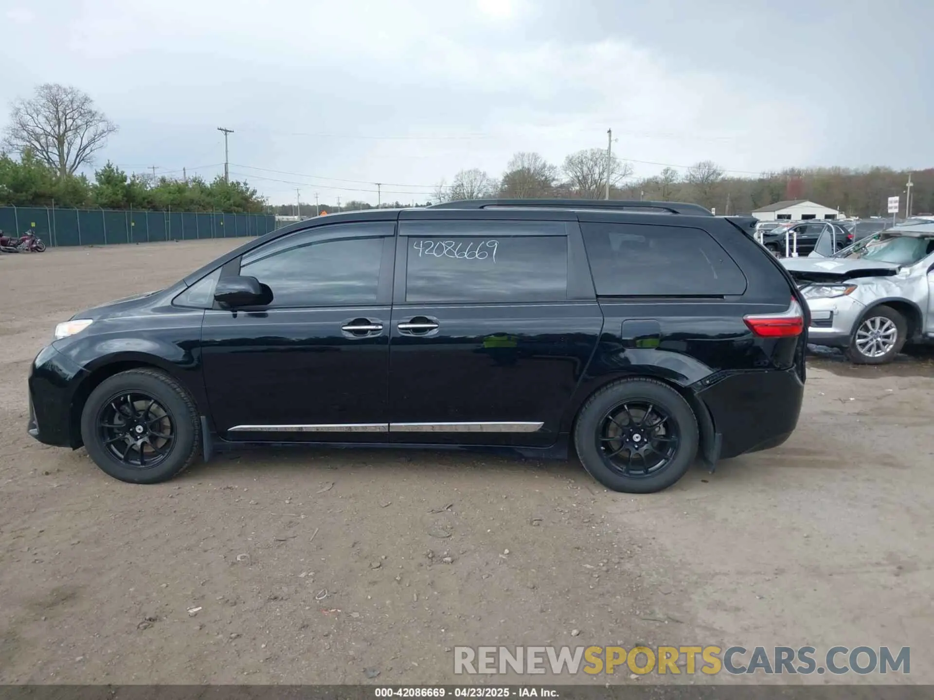 14 Photograph of a damaged car 5TDYZ3DC3LS034532 TOYOTA SIENNA 2020