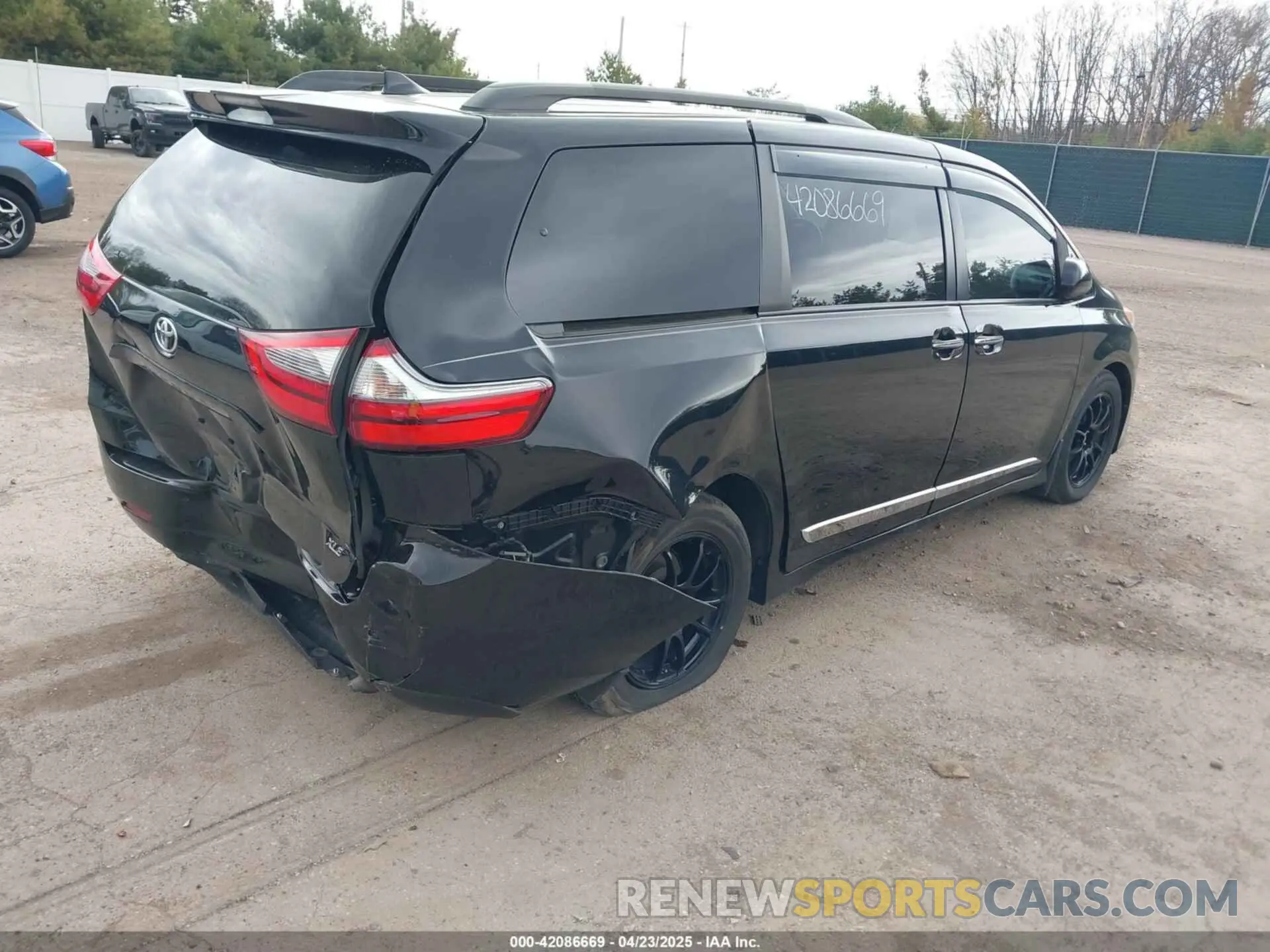4 Photograph of a damaged car 5TDYZ3DC3LS034532 TOYOTA SIENNA 2020