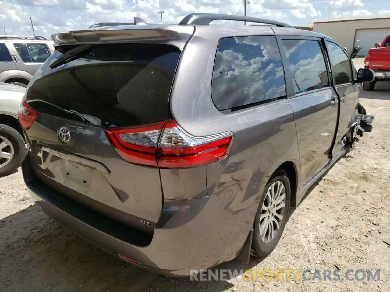 4 Photograph of a damaged car 5TDYZ3DC3LS084444 TOYOTA SIENNA 2020