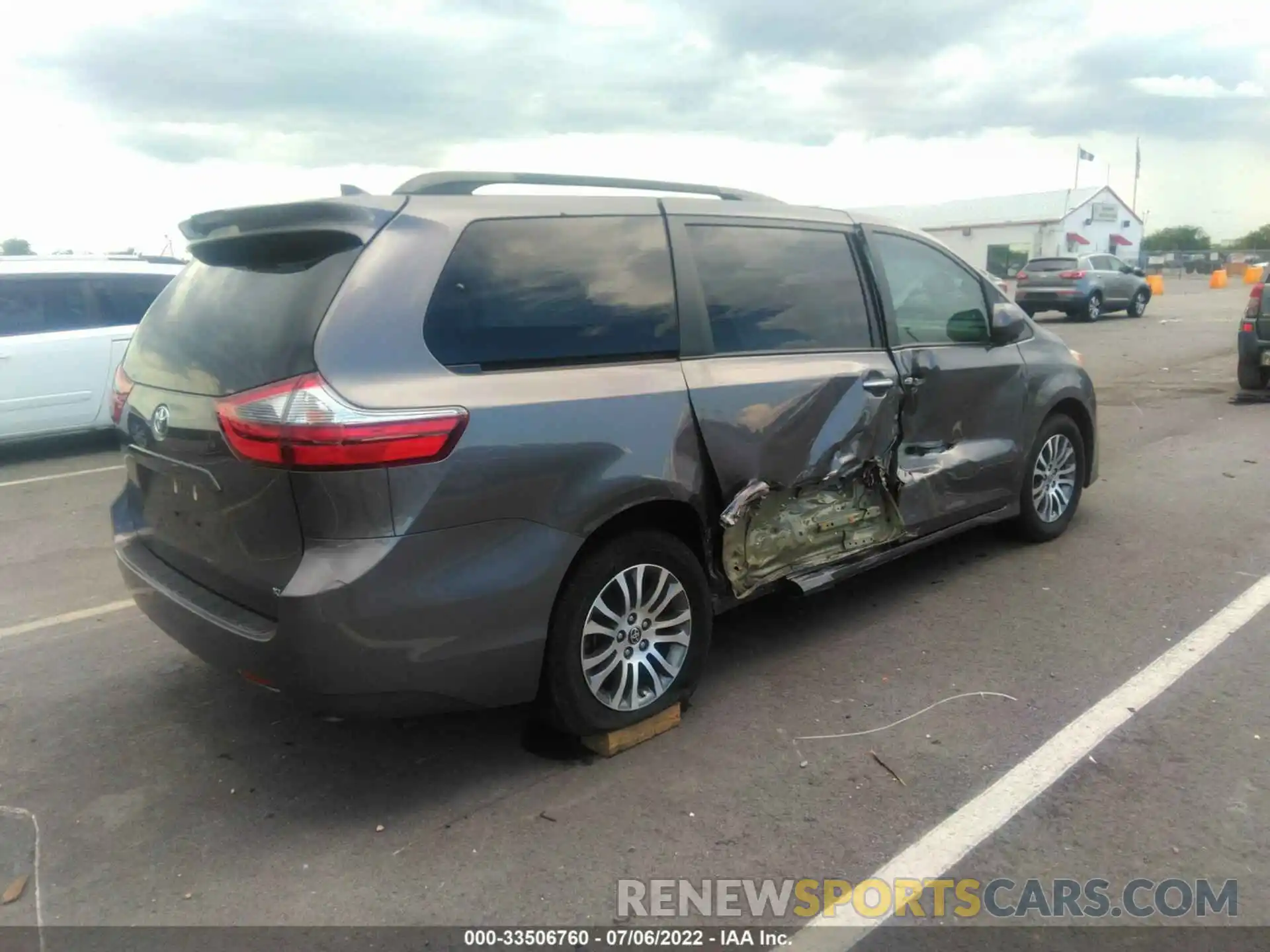 4 Photograph of a damaged car 5TDYZ3DC4LS059018 TOYOTA SIENNA 2020