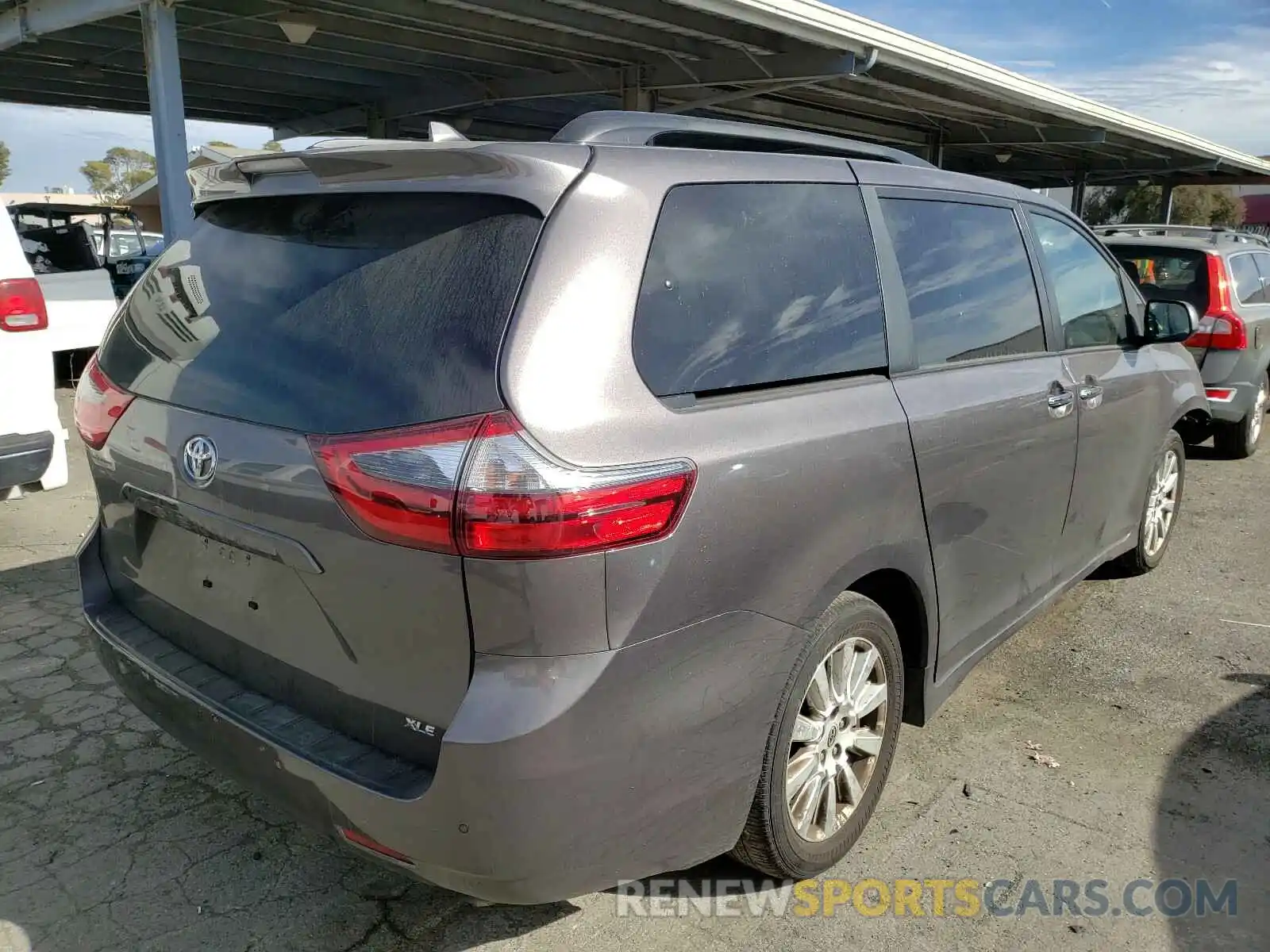 4 Photograph of a damaged car 5TDYZ3DC4LS086011 TOYOTA SIENNA 2020