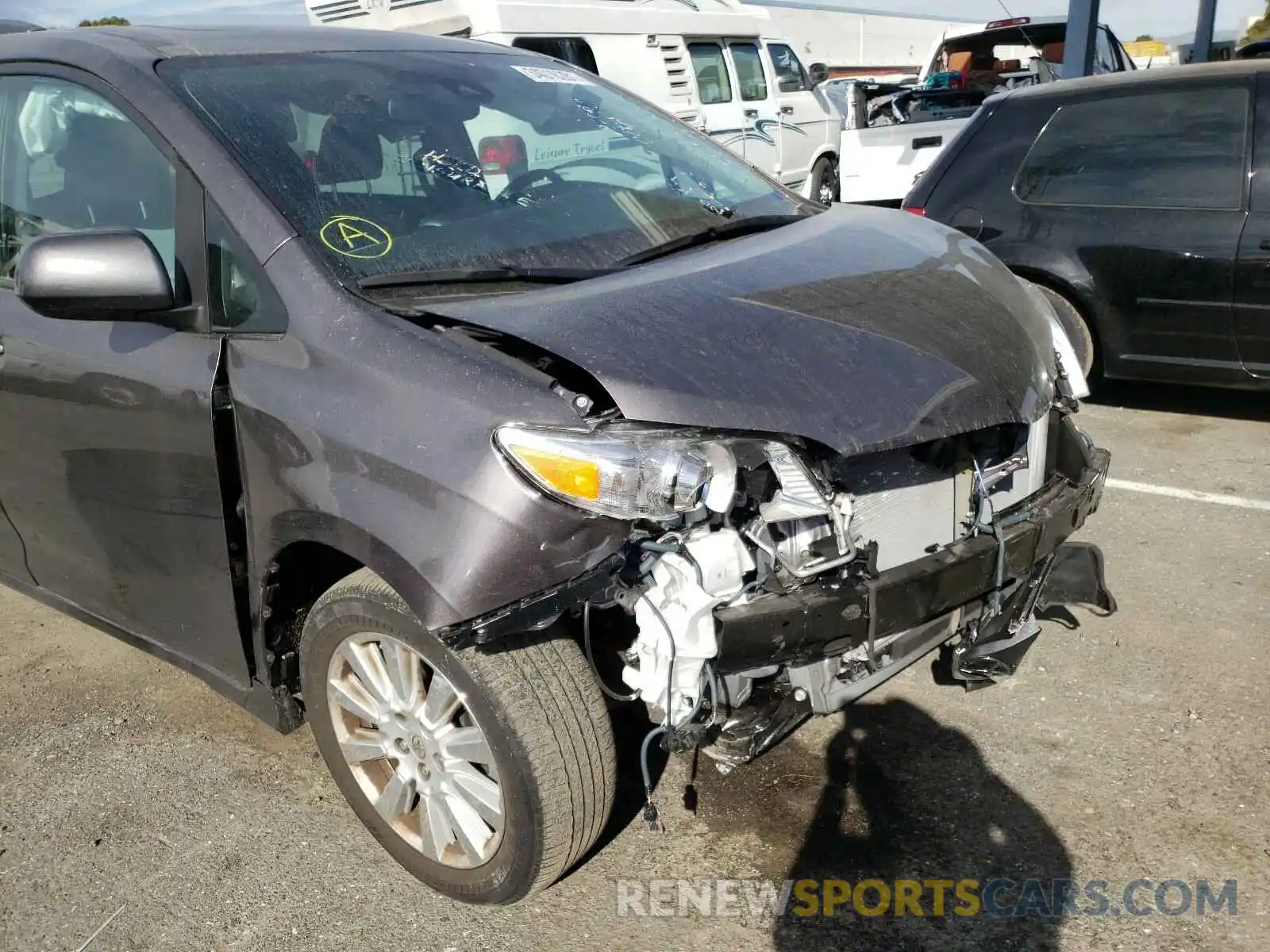 9 Photograph of a damaged car 5TDYZ3DC4LS086011 TOYOTA SIENNA 2020