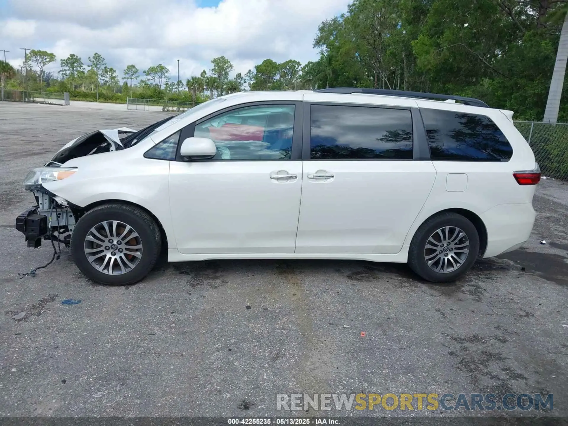 14 Photograph of a damaged car 5TDYZ3DC5LS029364 TOYOTA SIENNA 2020