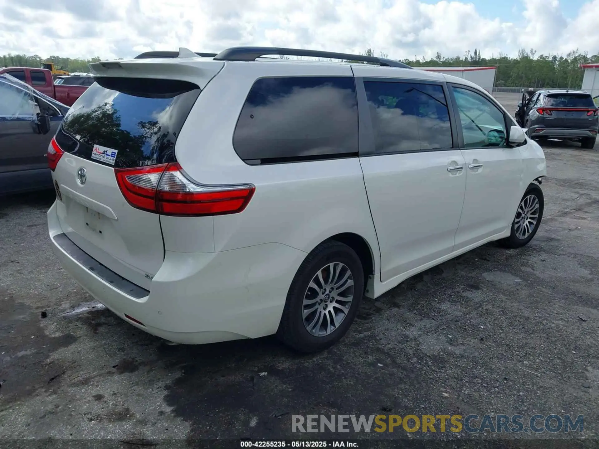 4 Photograph of a damaged car 5TDYZ3DC5LS029364 TOYOTA SIENNA 2020