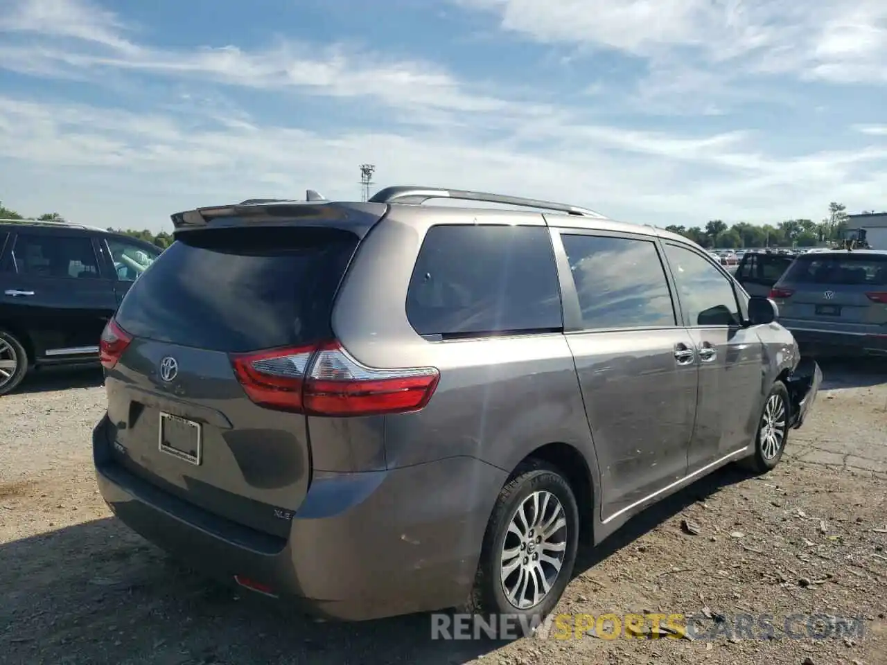 4 Photograph of a damaged car 5TDYZ3DC5LS029512 TOYOTA SIENNA 2020