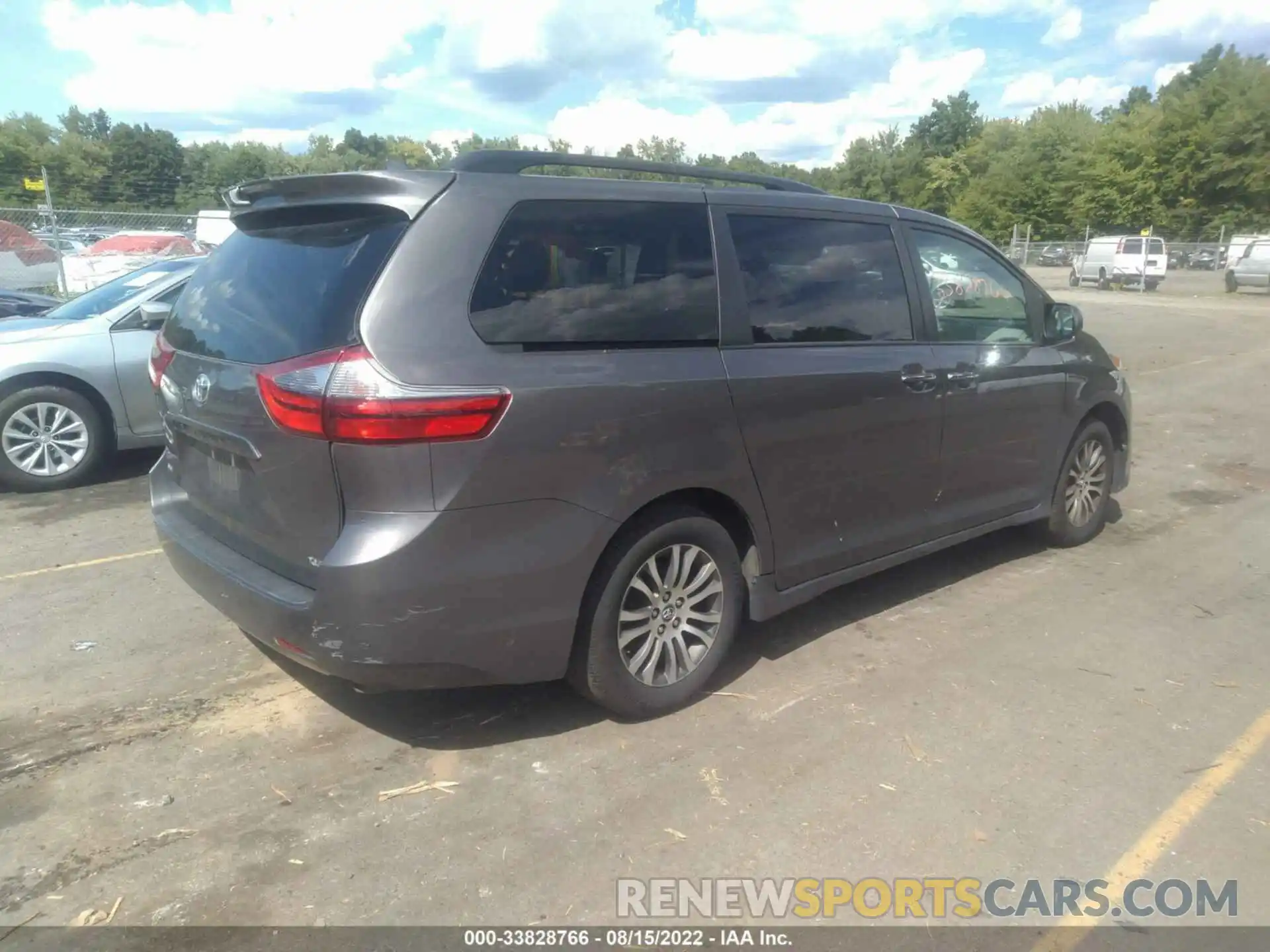 4 Photograph of a damaged car 5TDYZ3DC5LS044947 TOYOTA SIENNA 2020