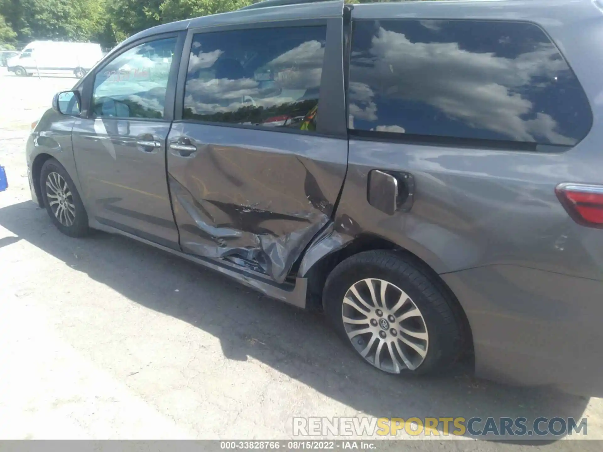 6 Photograph of a damaged car 5TDYZ3DC5LS044947 TOYOTA SIENNA 2020