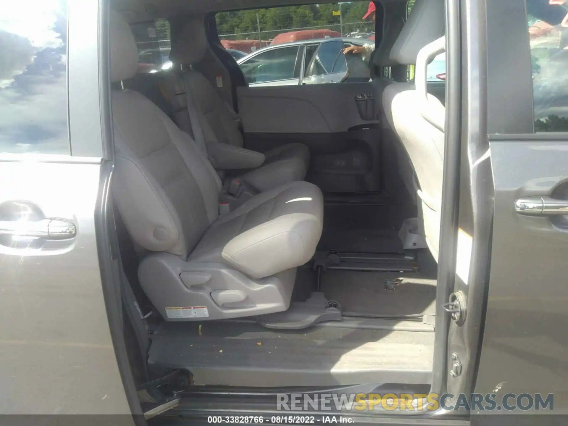 8 Photograph of a damaged car 5TDYZ3DC5LS044947 TOYOTA SIENNA 2020